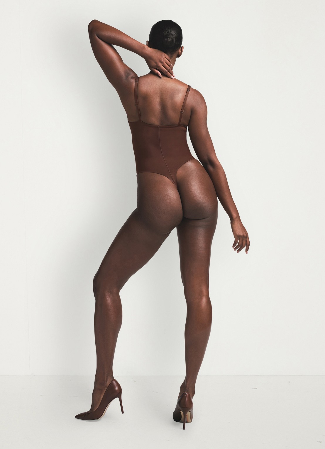 SKIMS Ultimate stringbody - achterkant 5 chocoladebruin