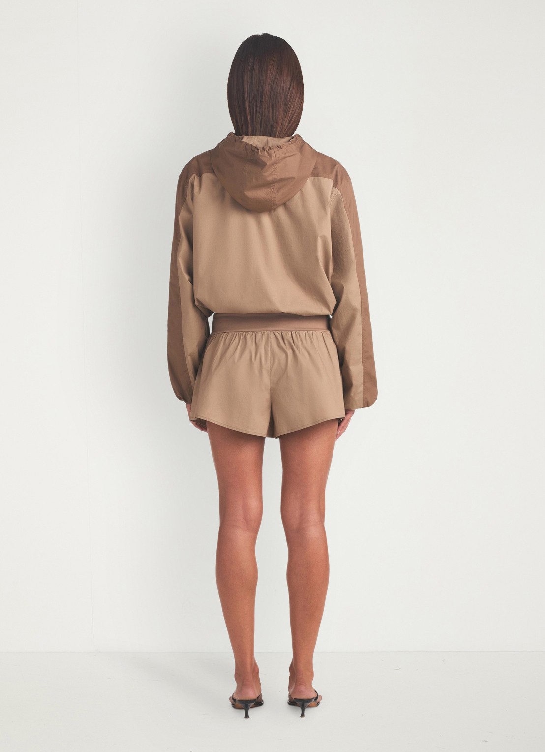 SKIMS Woven Cotton short met logoborduring - achterkant 3 donkerbeige