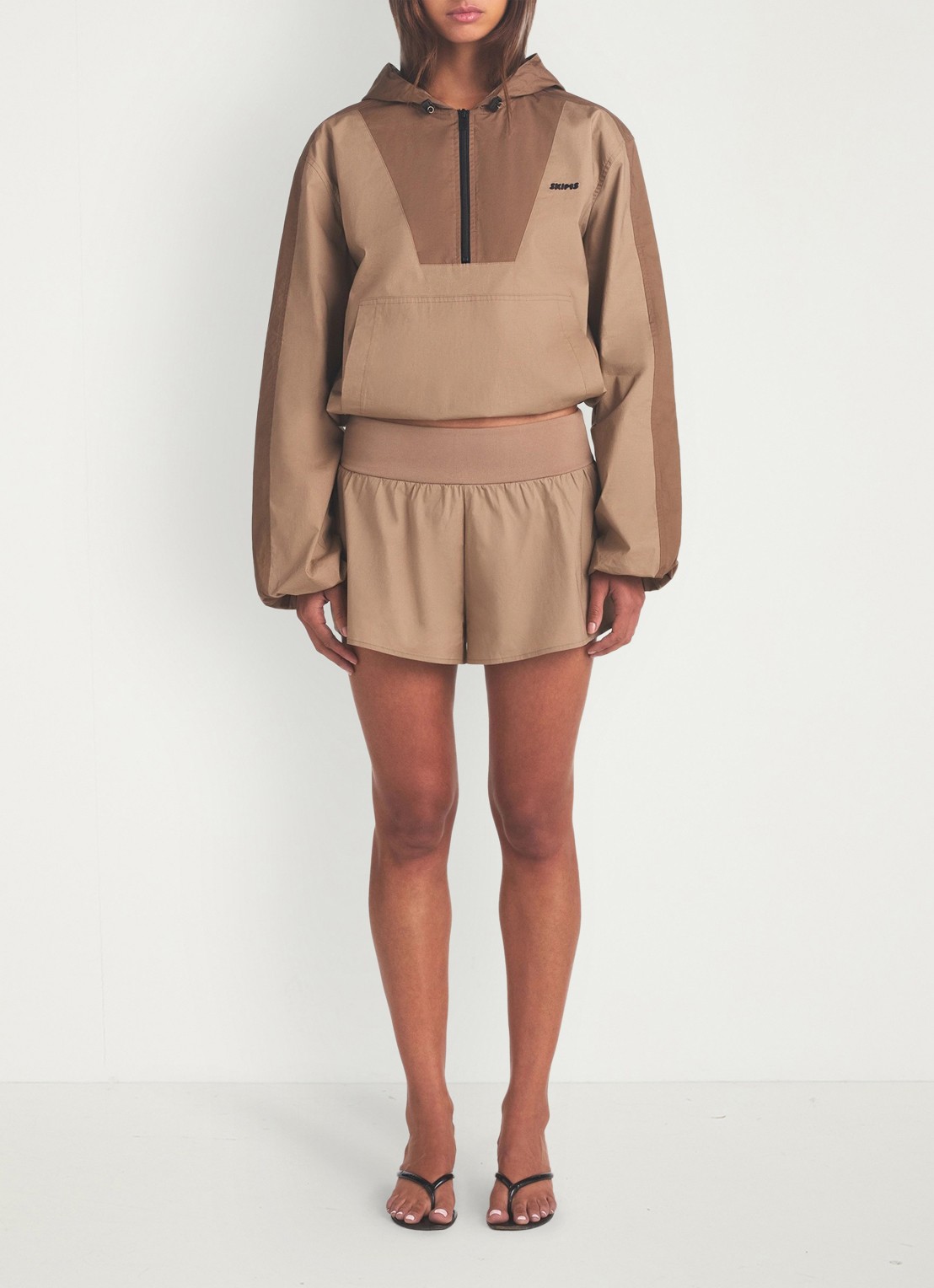 SKIMS Woven Cotton short met logoborduring - voorkant 5 donkerbeige