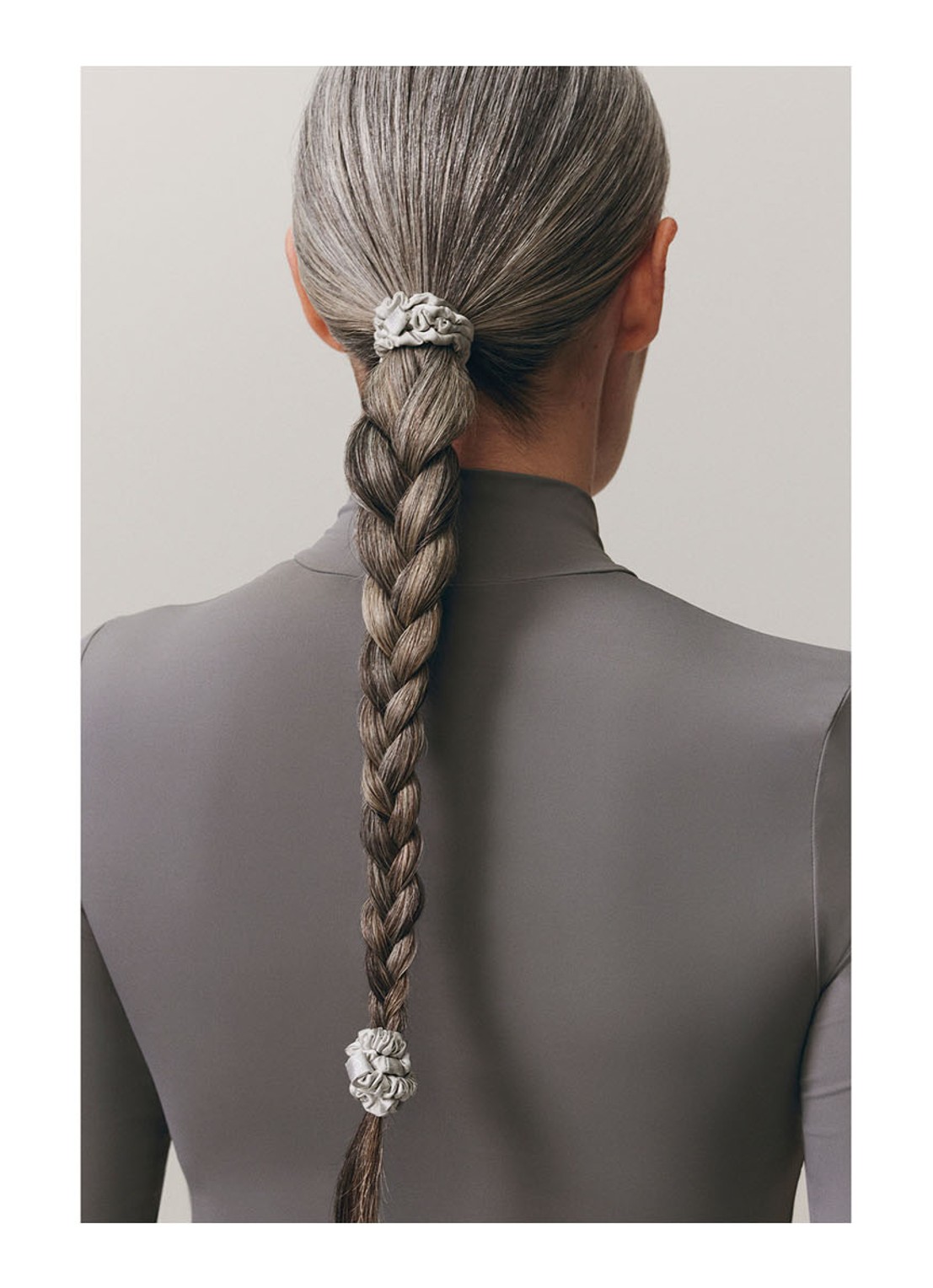 slip Pure Silk Skinny Scrunchies - zijden haarelastiek - detail 4 silver