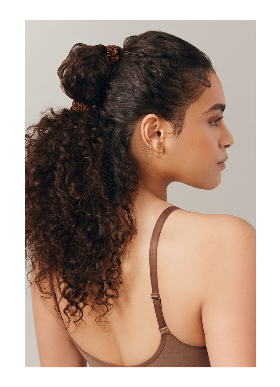 slip Pure Silk Skinny Scrunchies - zijden haarelastiek - detail 5 dark brown