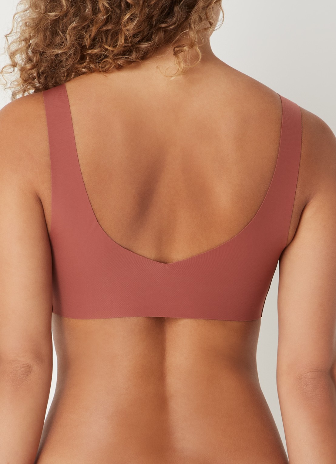 Sloggi Zero Feel 2.0 naadloze bralette met uitneembare vulling - achterkant roodbruin