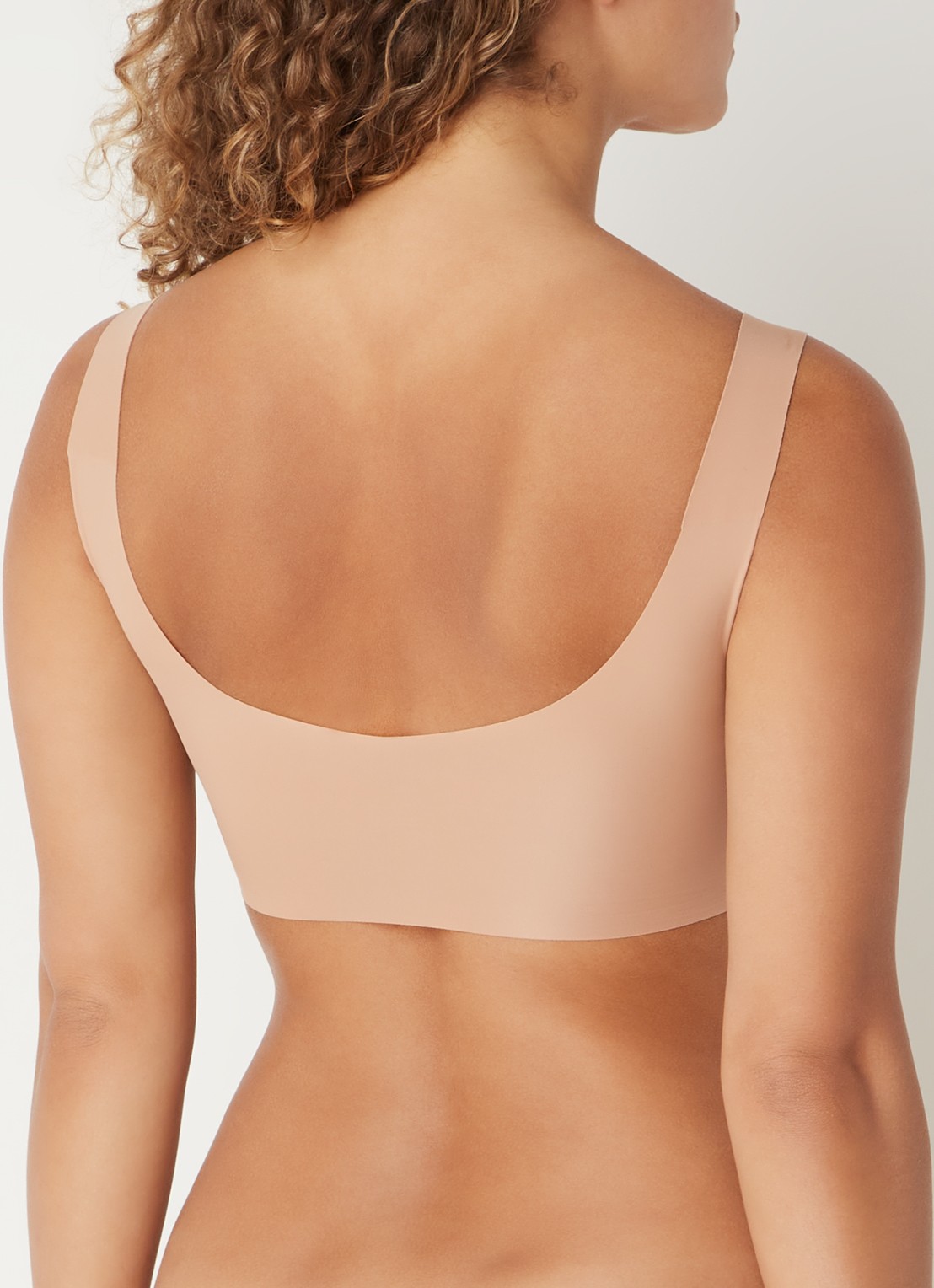 Sloggi Zero Feel 2.0 naadloze crop top met uitneembare vulling - achterkant lichtbruin
