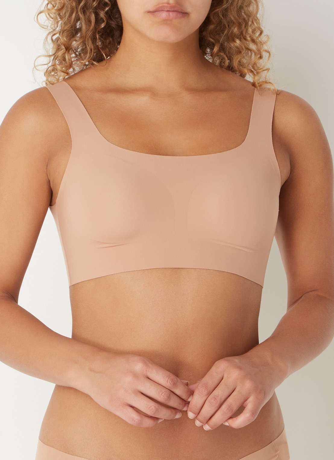 Sloggi Zero Feel 2.0 naadloze crop top met uitneembare vulling - detail 4 lichtbruin
