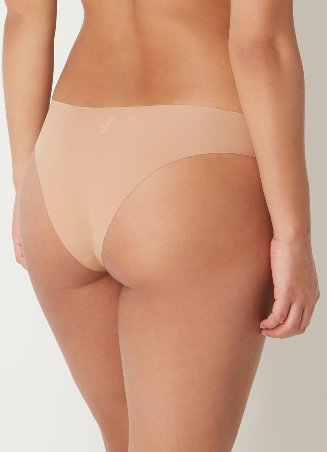 Sloggi Zero Feel 2.0 naadloze tanga - achterkant lichtbruin