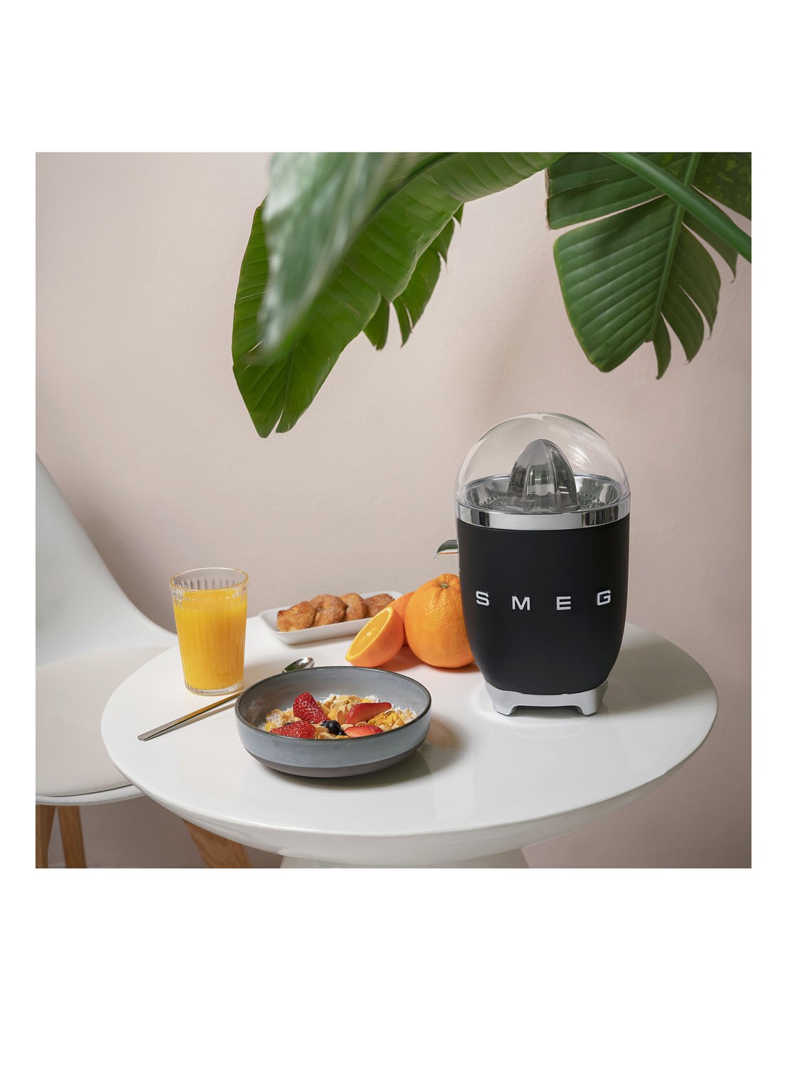 SMEG 50's Style citruspers CJF11BLEU - voorkant 3 zwart