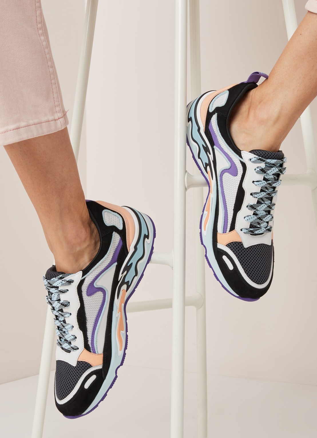 Sneaker met suède details - voorkant 5 zwart