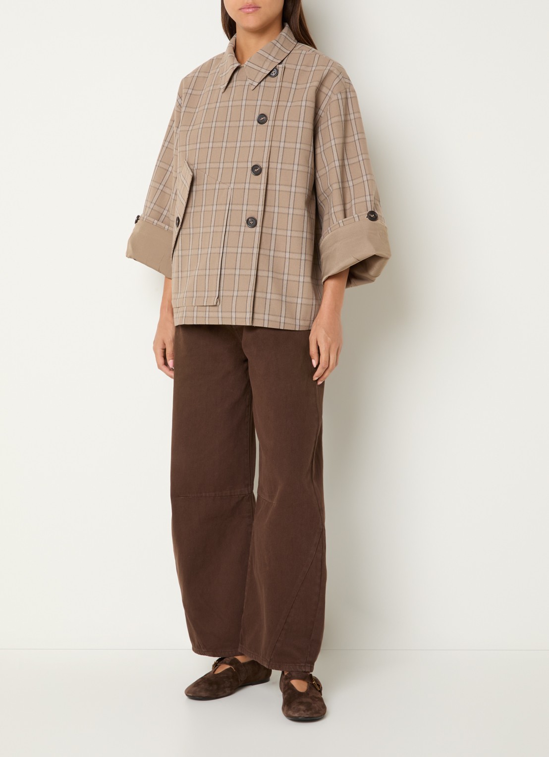 Sofie Schnoor Agatha asymmetrische trenchcoat met klepzak - voorkant 3 lichtbruin