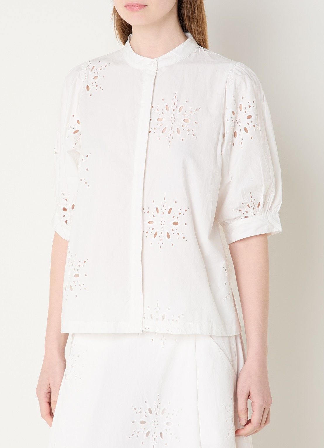 Sofie Schnoor Alessiasw blouse met broderie - detail 3 gebroken wit