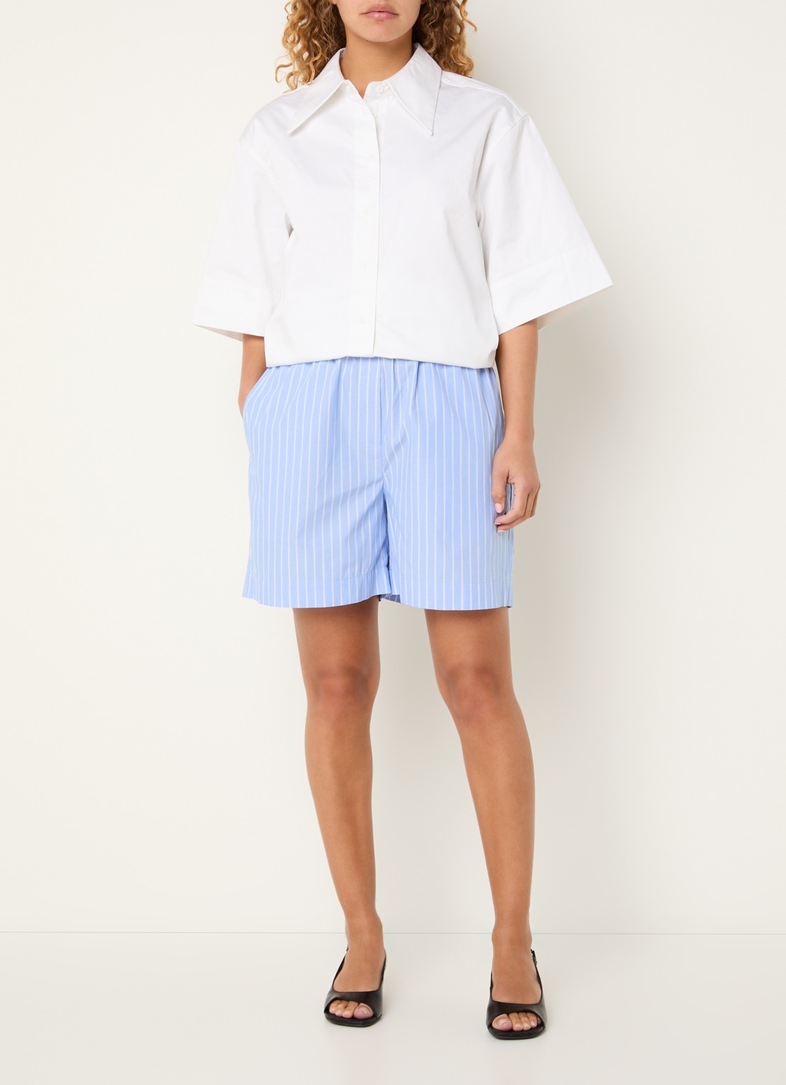 Sofie Schnoor Appliesw low waist loose fit korte broek met streepprint - voorkant 2 middenblauw