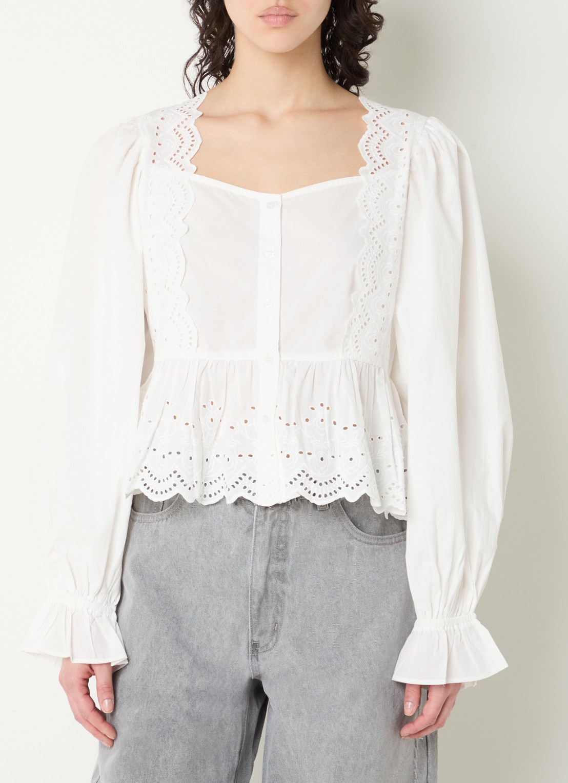 Sofie Schnoor Aria cropped blouse met broderie - detail 4 wit