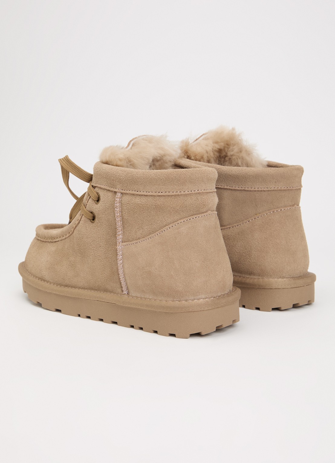 Sofie Schnoor Babettsw veterschoen van suède met schapenvacht - achterkant camel