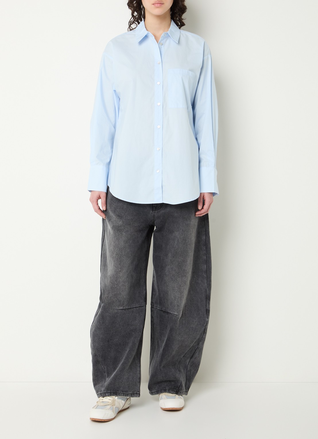 Sofie Schnoor Blouse met borstzak - voorkant 2 lichtblauw