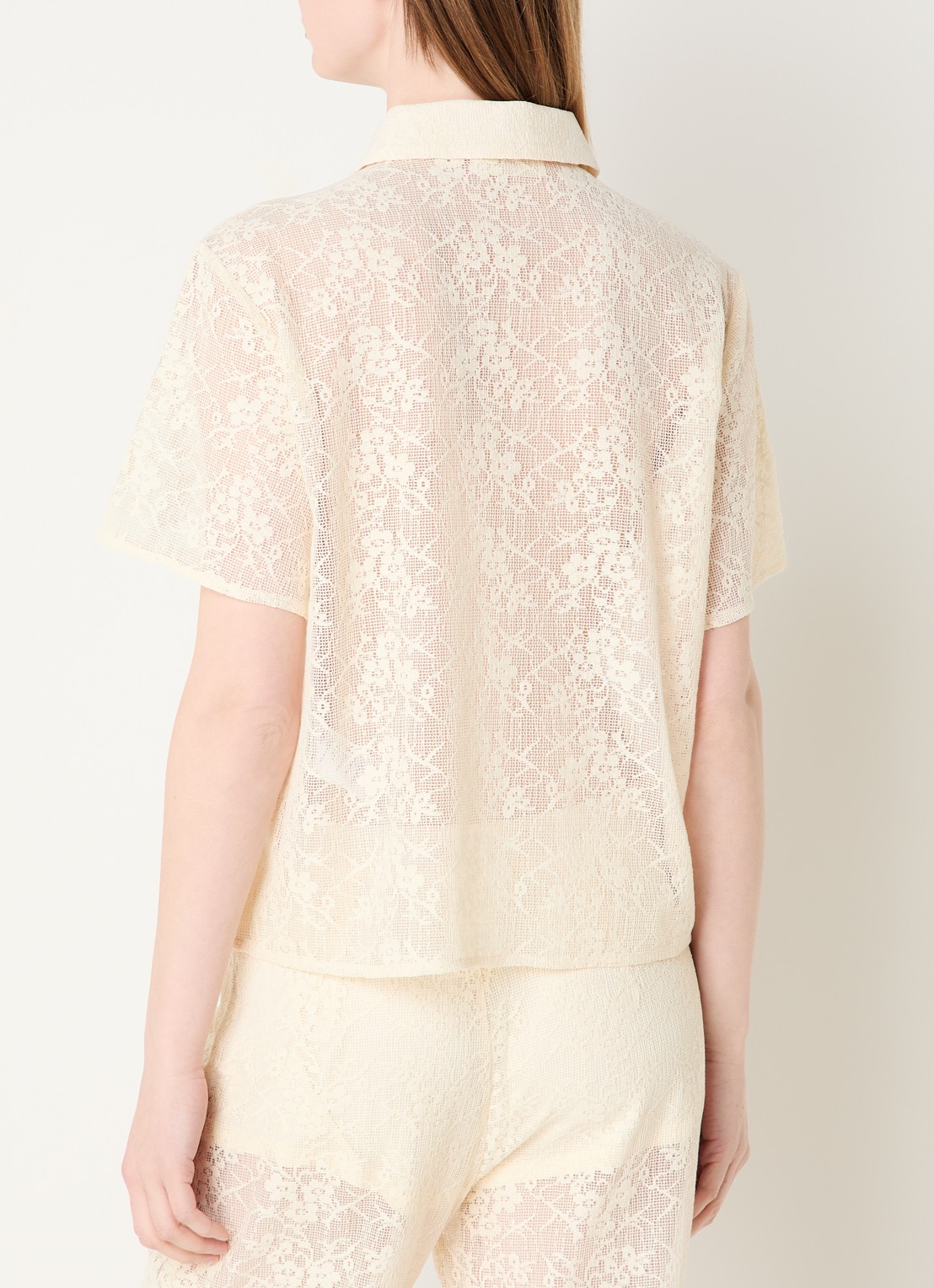 Sofie Schnoor Camela semi transparante blouse van crochet - achterkant 3 gebroken wit