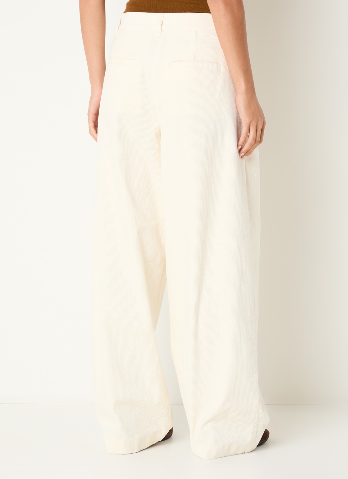 Sofie Schnoor Corlie high waist loose fit broek van corduroy - achterkant 2 gebroken wit