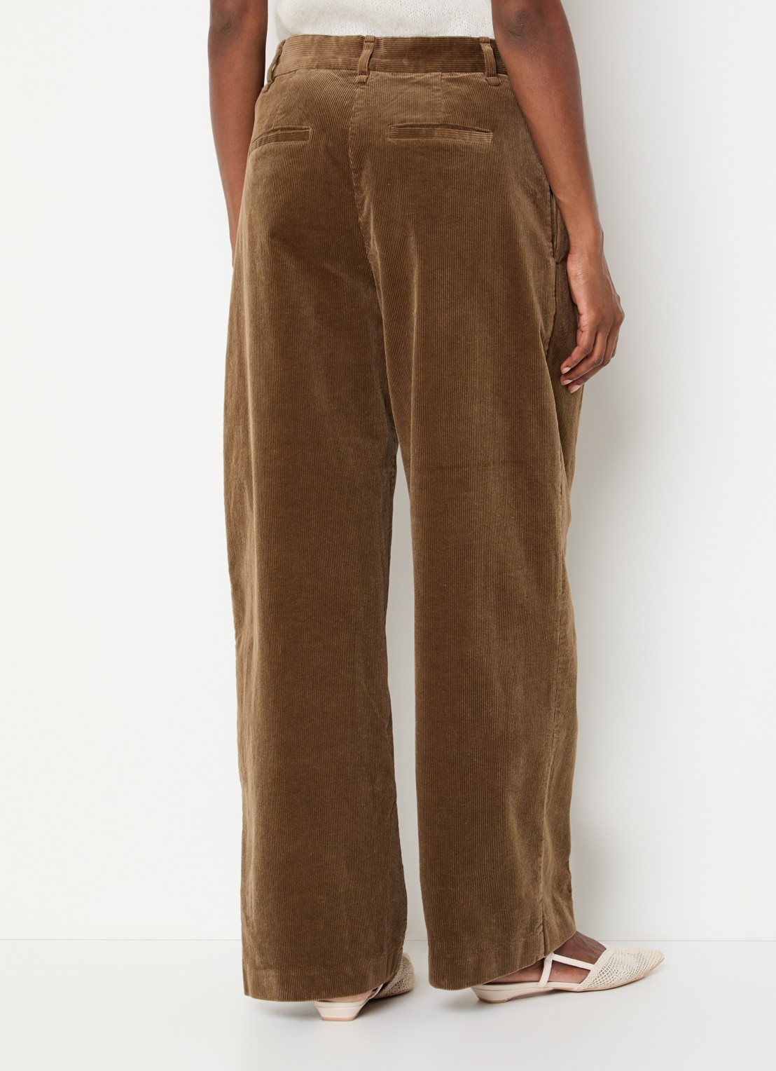 Sofie Schnoor Corlie high waist loose fit broek van corduroy - achterkant 3 bruin