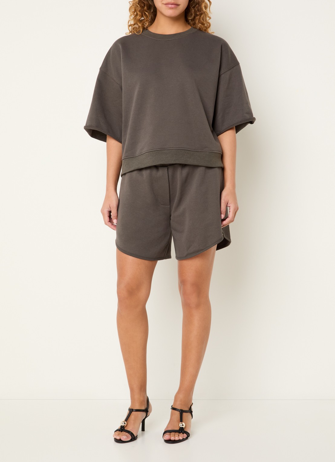 Sofie Schnoor Cruzsw mid waist loose fit korte broek met paspelzakken - voorkant 2 donkergrijs