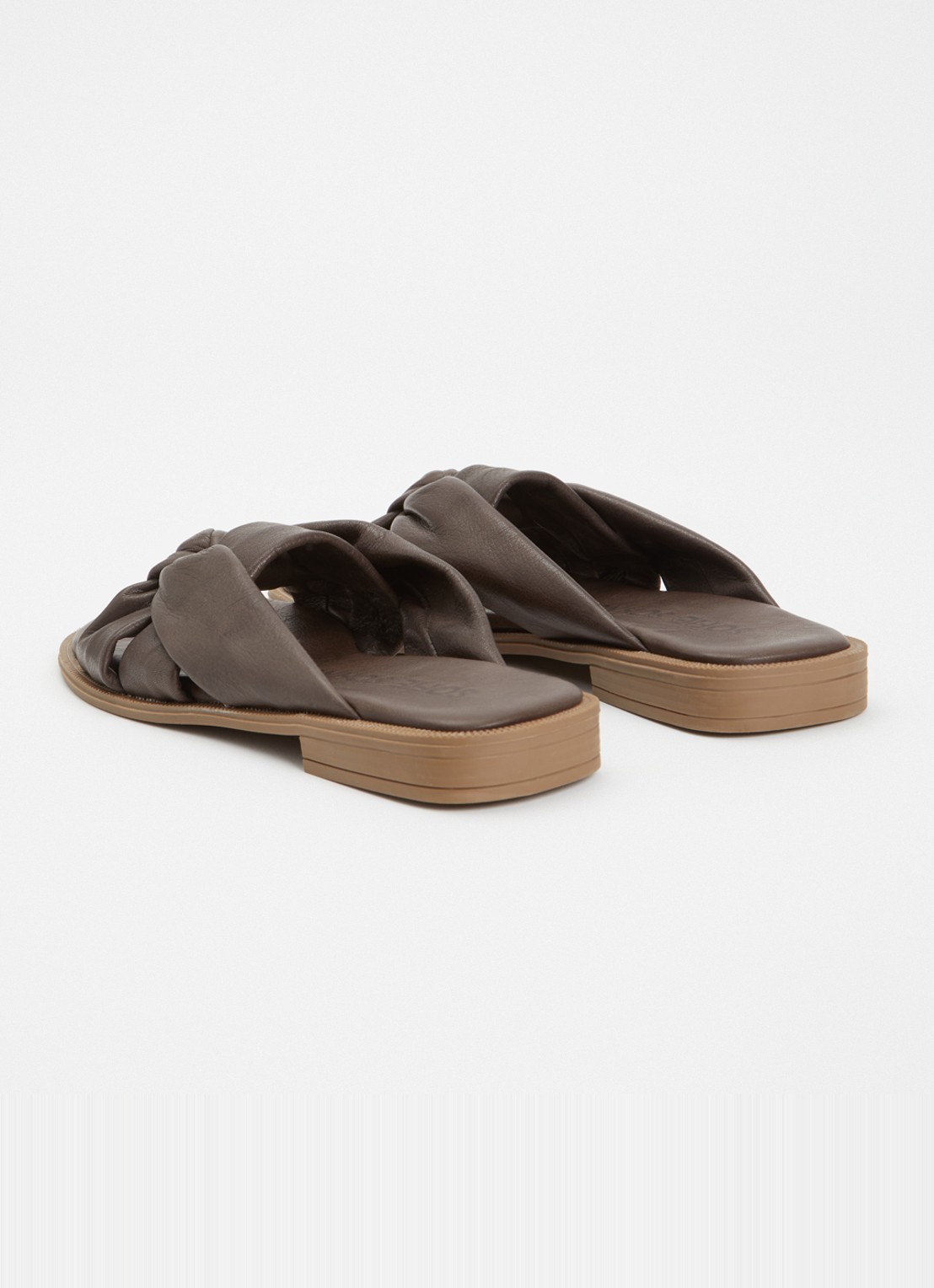 Sofie Schnoor Dagmarsw slipper van leer met knoopdetail - achterkant 5 hazelnootbruin