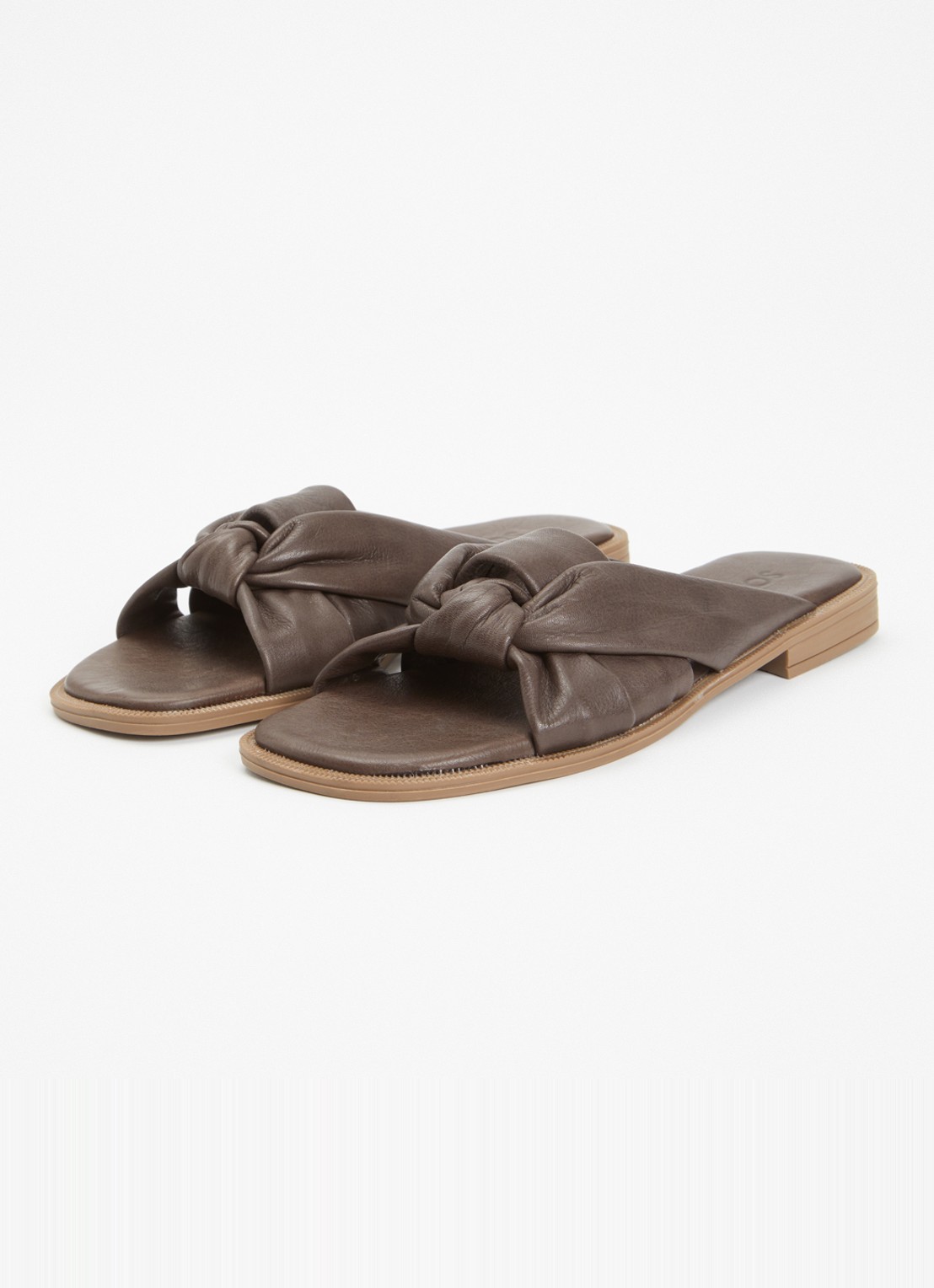 Sofie Schnoor Dagmarsw slipper van leer met knoopdetail - detail hazelnootbruin