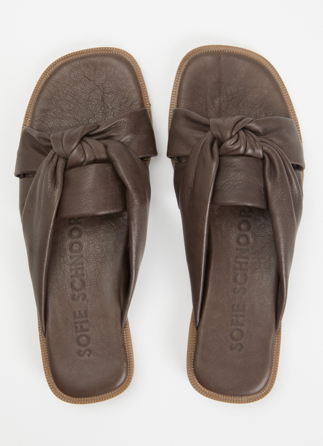 Sofie Schnoor Dagmarsw slipper van leer met knoopdetail - detail 2 hazelnootbruin
