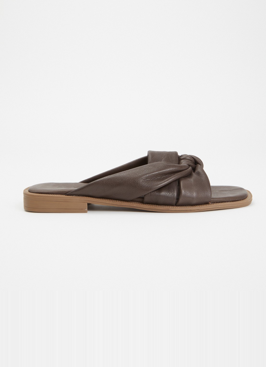 Sofie Schnoor Dagmarsw slipper van leer met knoopdetail - voorkant 4 hazelnootbruin
