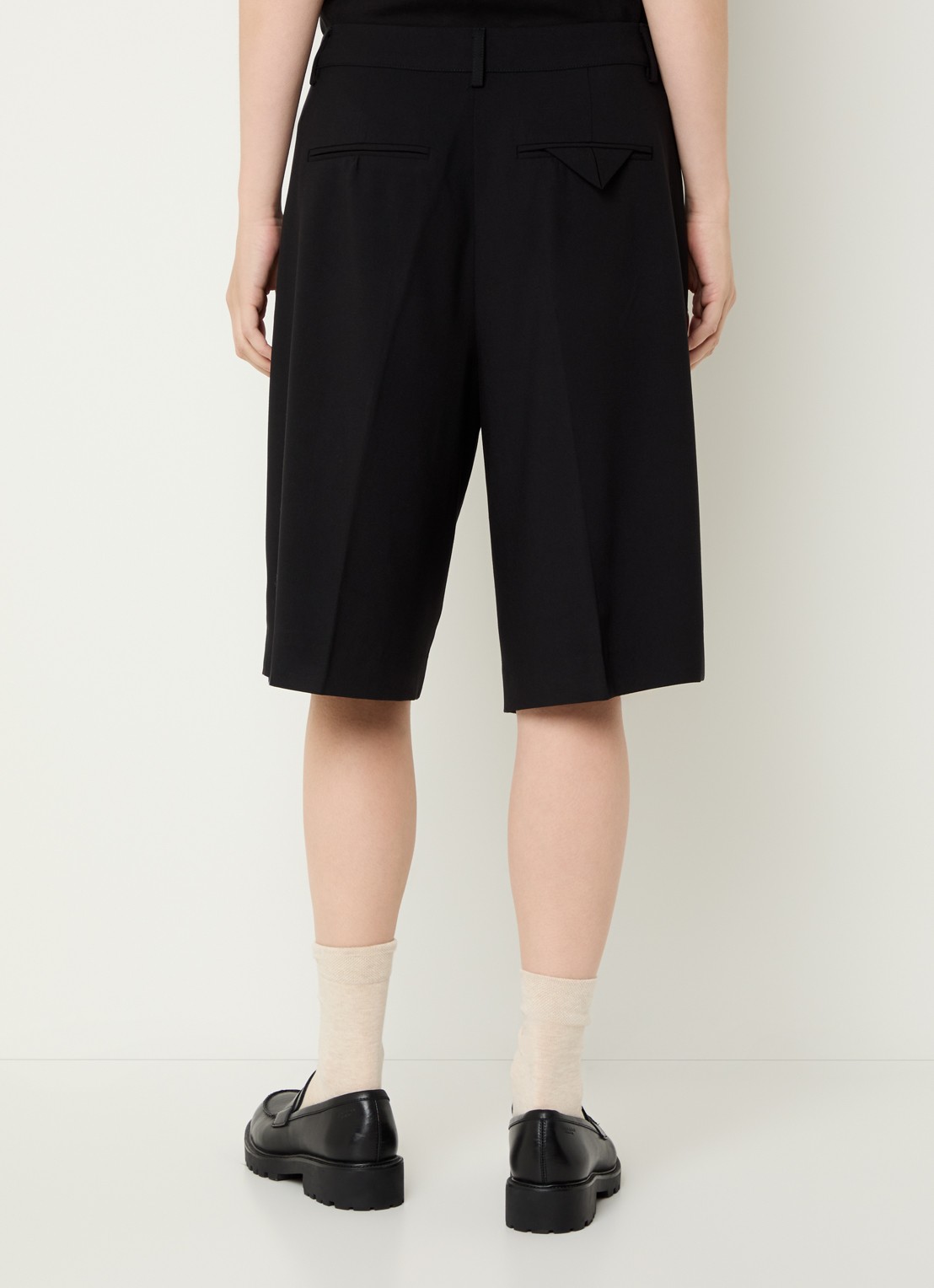 Sofie Schnoor Elsa high waist wide fit korte broek met steekzakken - achterkant 3 zwart