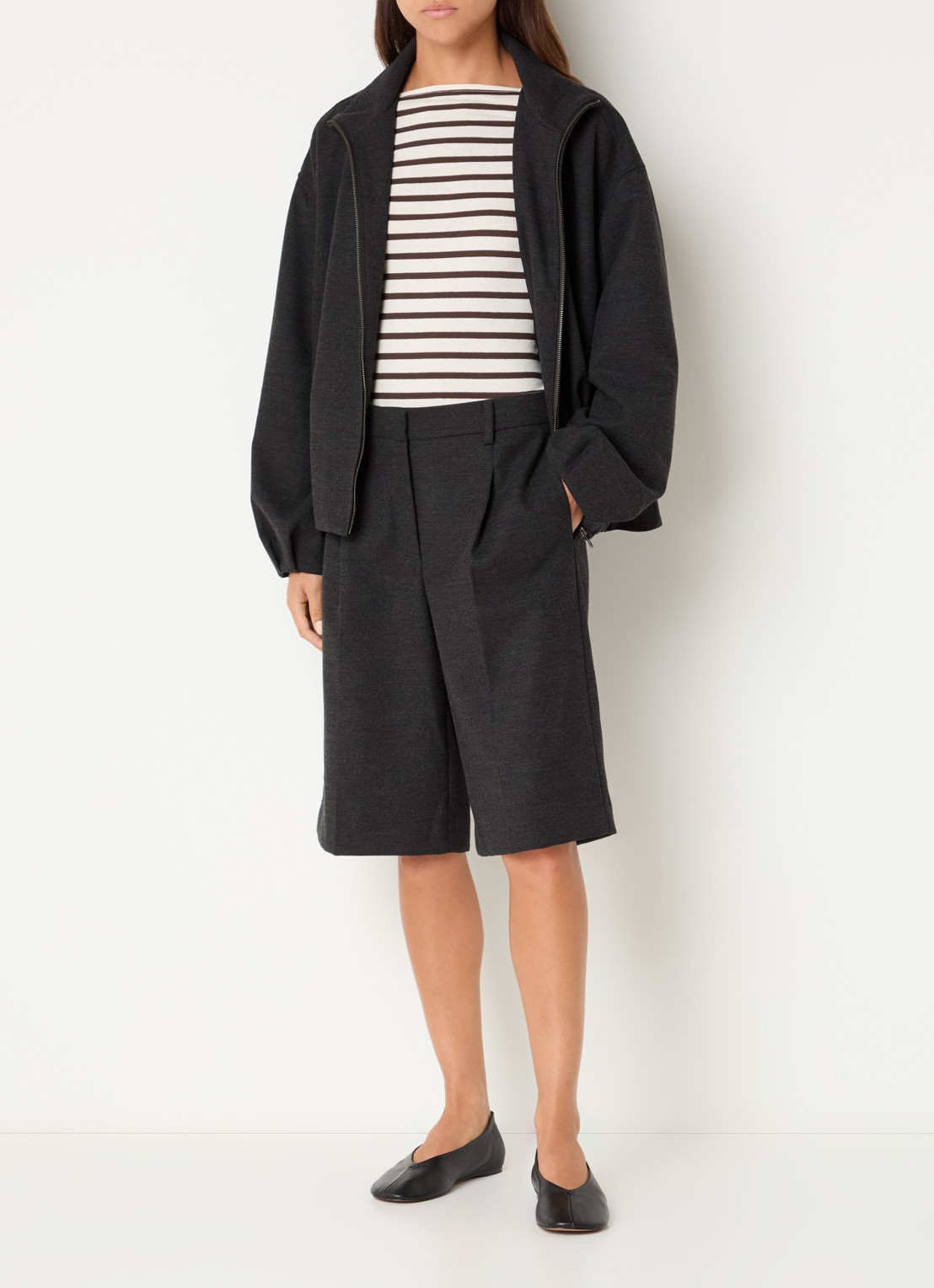 Sofie Schnoor Elsy high waist loose fit korte broek met plooidetail - voorkant 3 donkergrijs