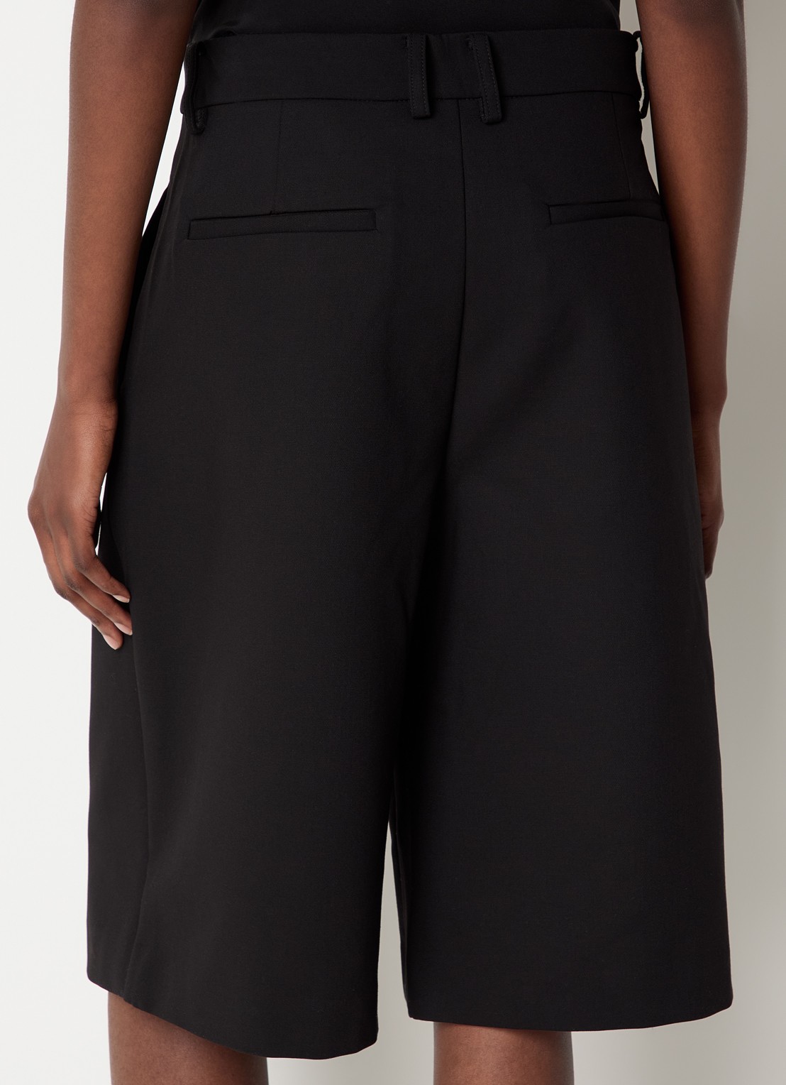Sofie Schnoor Elsysw mid waist loose fit korte pantalon met steekzakken - achterkant zwart