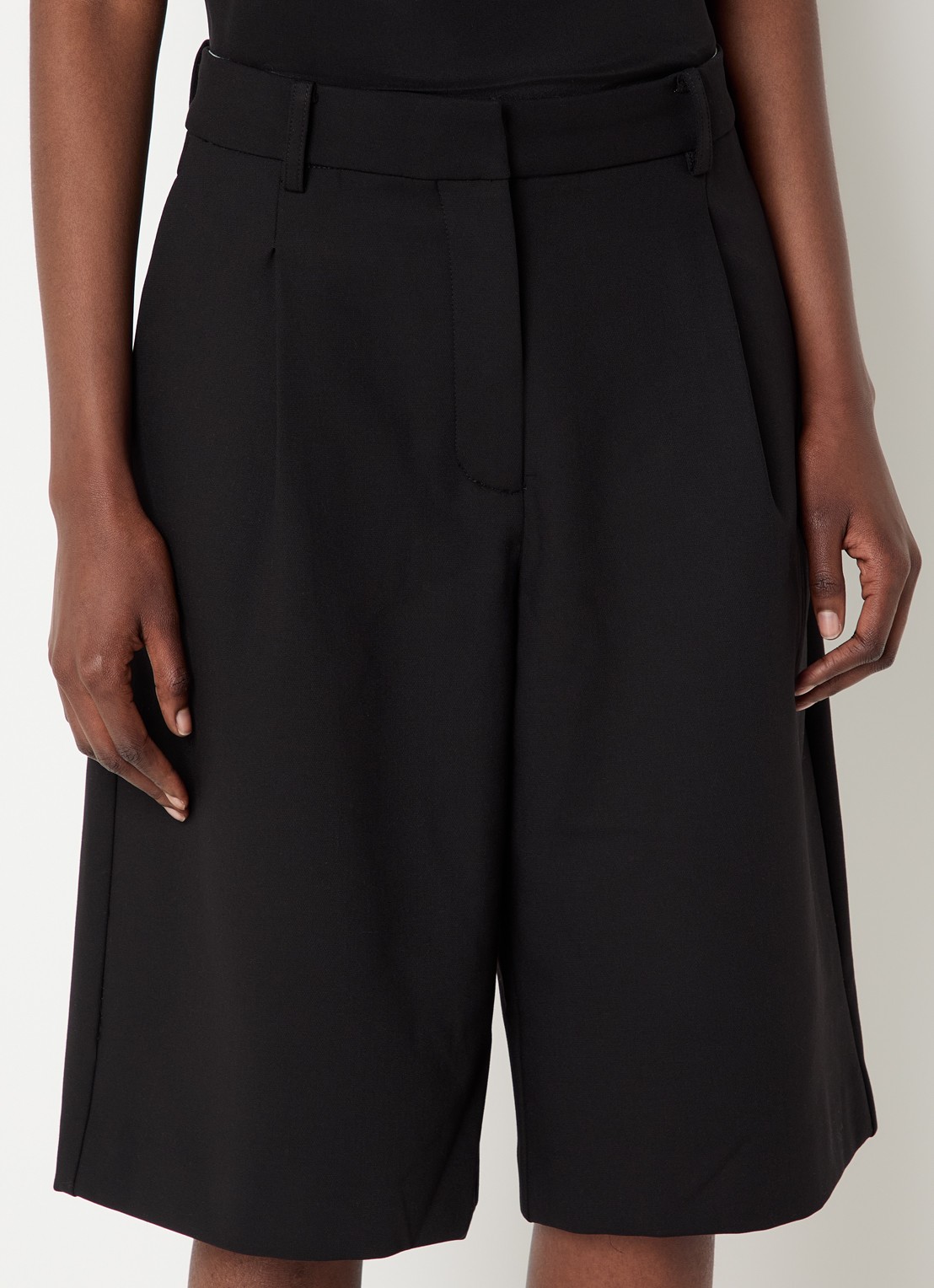 Sofie Schnoor Elsysw mid waist loose fit korte pantalon met steekzakken - detail 2 zwart