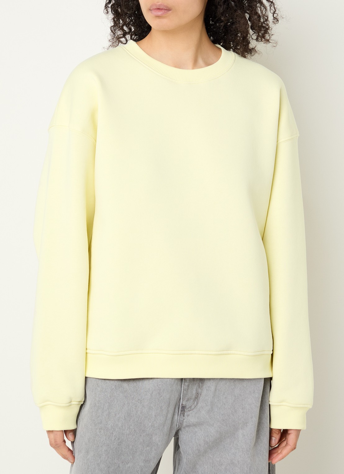 Sofie Schnoor Emi sweater met backprint - achterkant lichtgeel