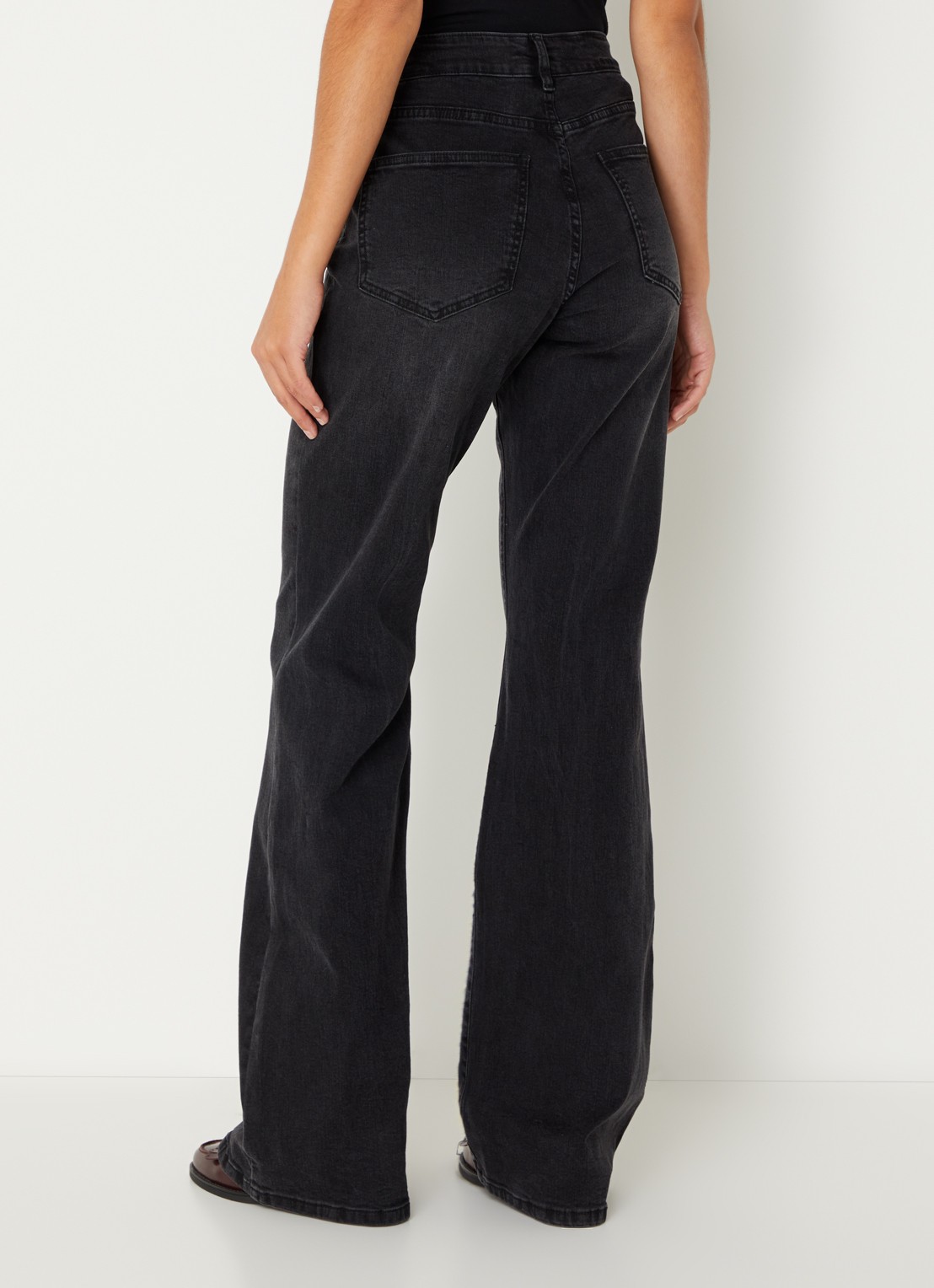 Sofie Schnoor Firenze high waist flared jeans met paspelzakken - achterkant zwart