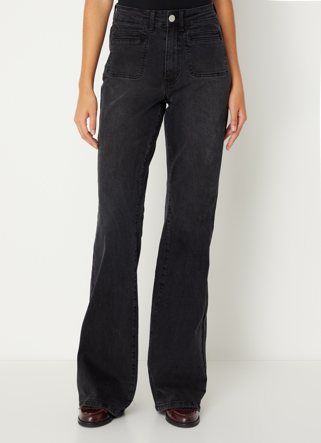 Sofie Schnoor Firenze high waist flared jeans met paspelzakken - detail 2 zwart