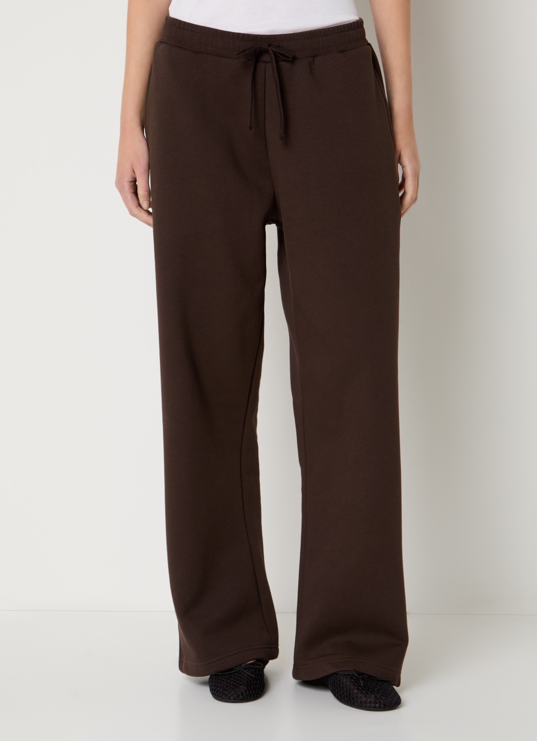 Sofie Schnoor Gabbispo mid waist loose fit joggingbroek met steekzakken - detail donkerbruin