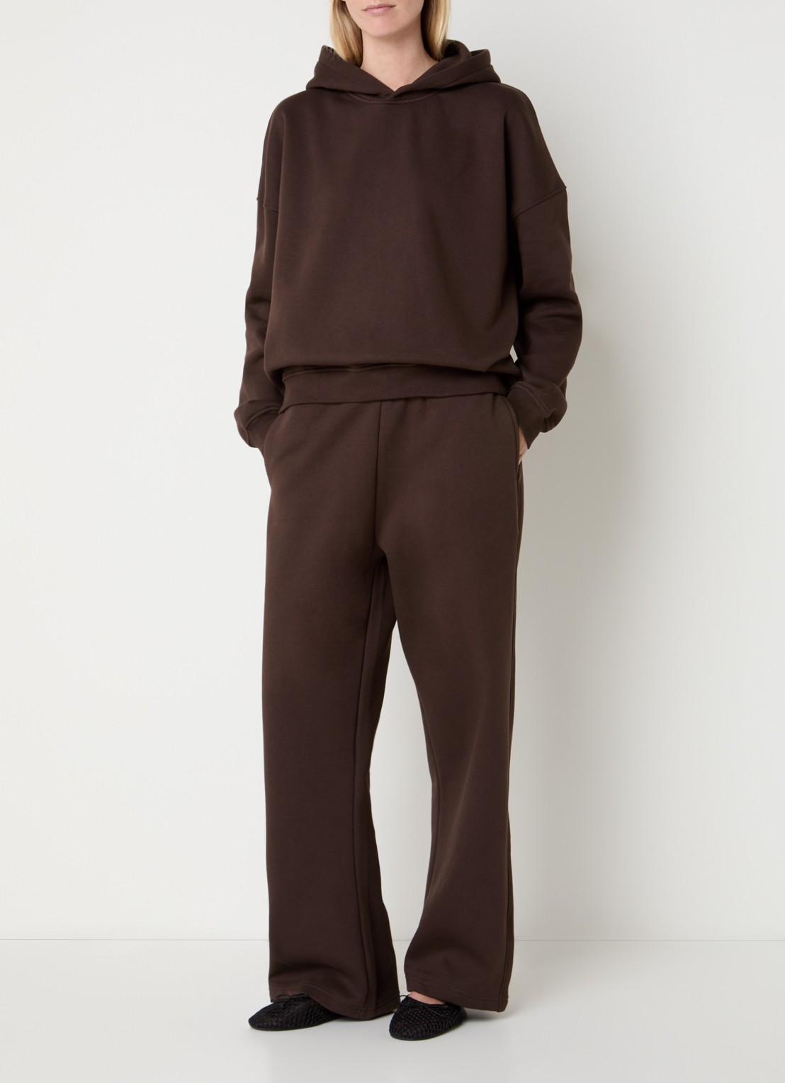 Sofie Schnoor Gabbispo mid waist loose fit joggingbroek met steekzakken - voorkant 4 donkerbruin