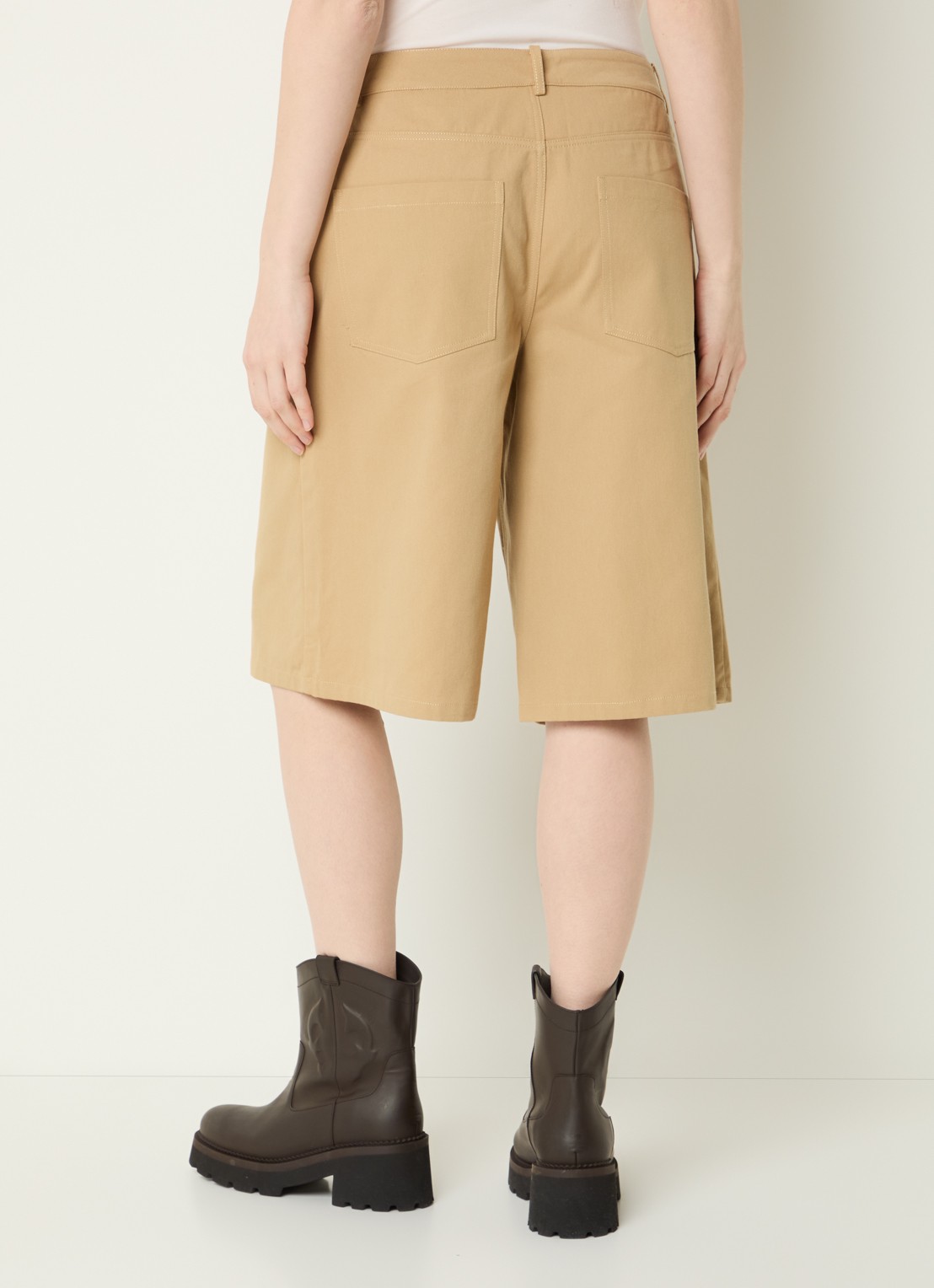 Sofie Schnoor Harleysw mid waist wide fit korte broek van denim met gekleurde wassing - achterkant camel