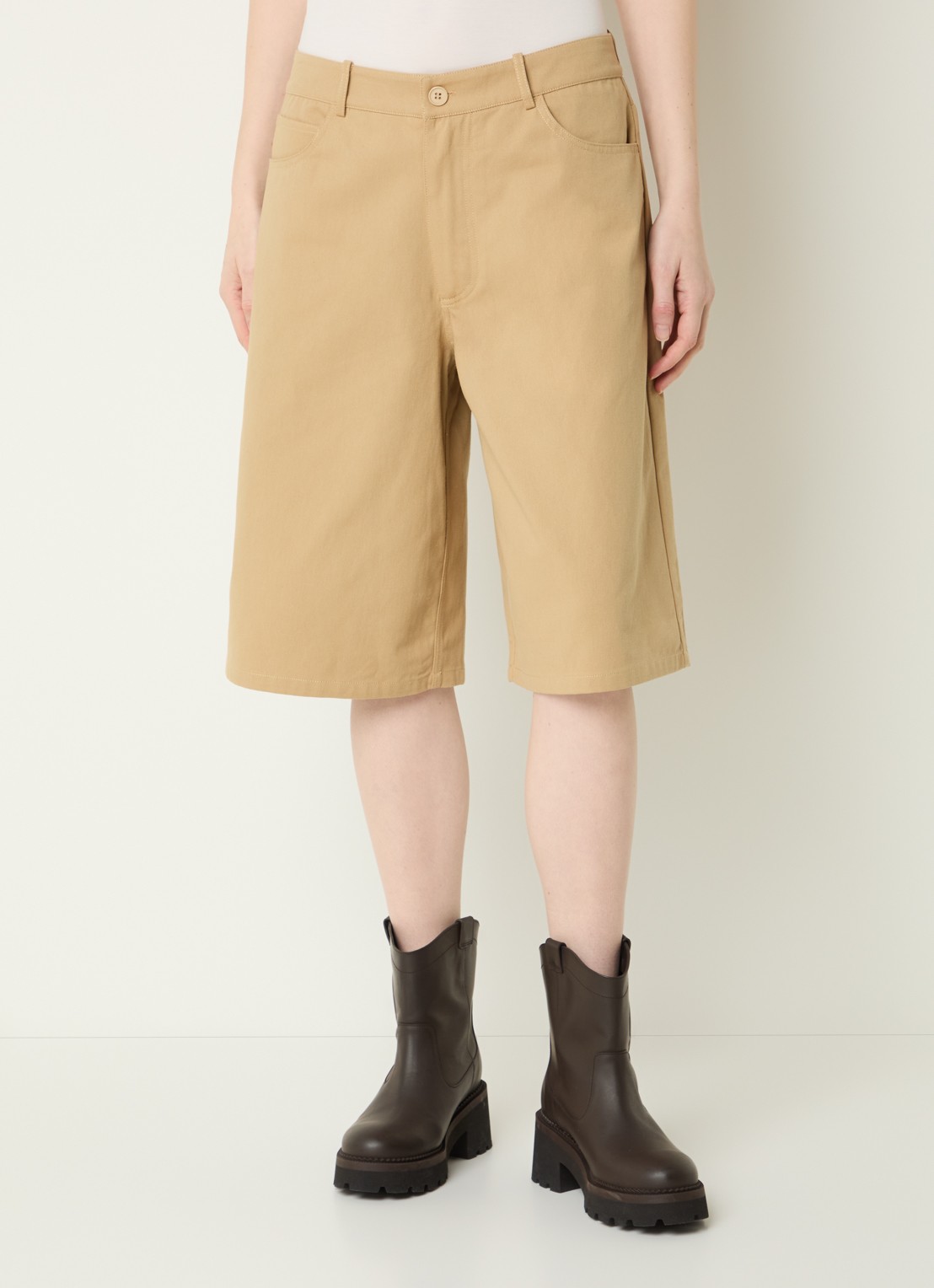 Sofie Schnoor Harleysw mid waist wide fit korte broek van denim met gekleurde wassing - detail 2 camel