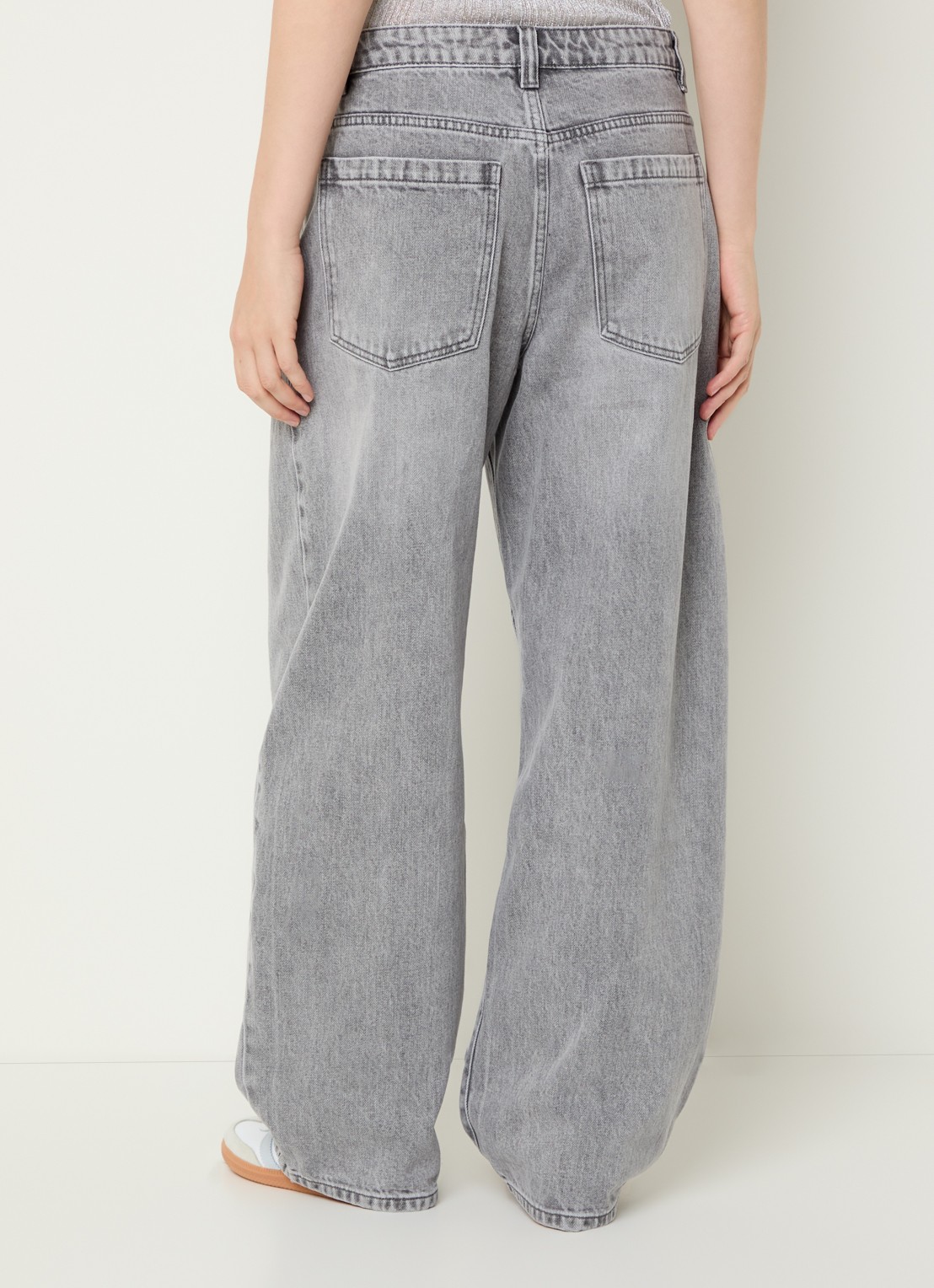 Sofie Schnoor Havana high waist wide leg jeans met steekzakken - achterkant grijs