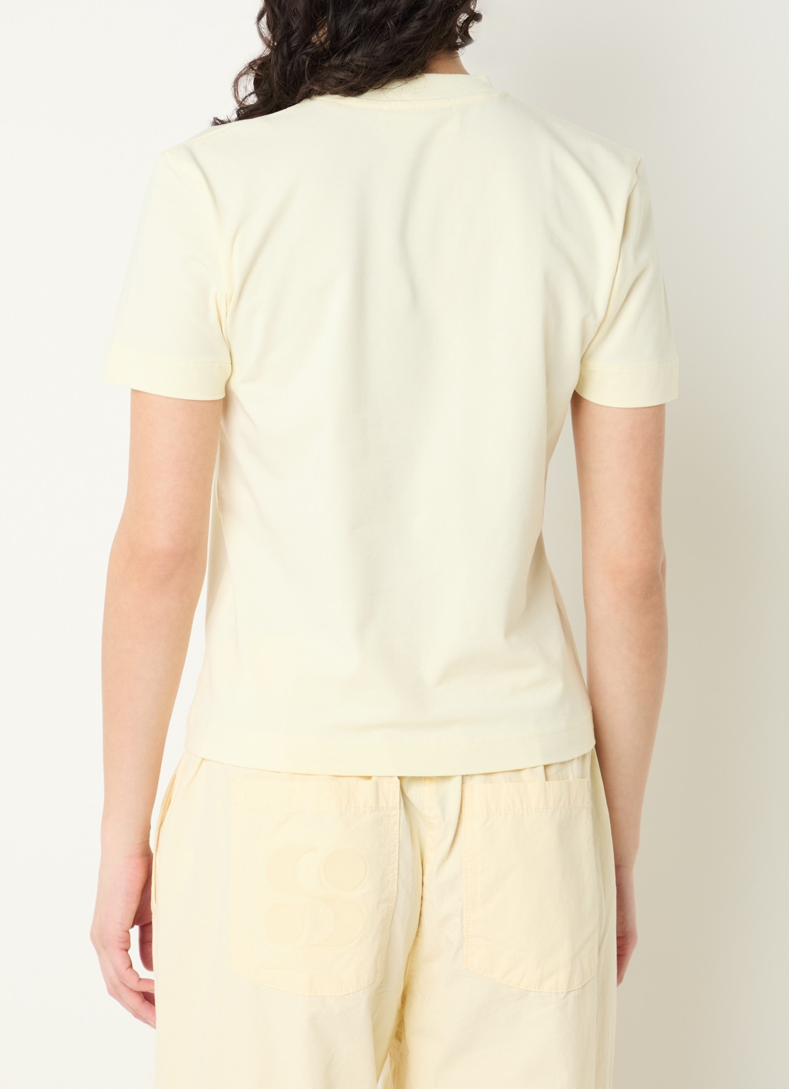 Sofie Schnoor Indy T-shirt met logo - achterkant 3 lichtgeel