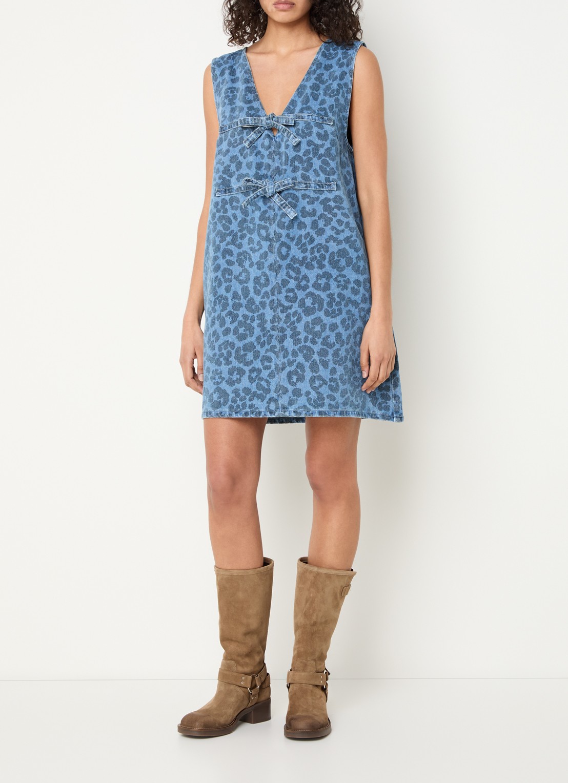 Sofie Schnoor Ingrid mini jurk van denim met panterprint - voorkant 2 indigo