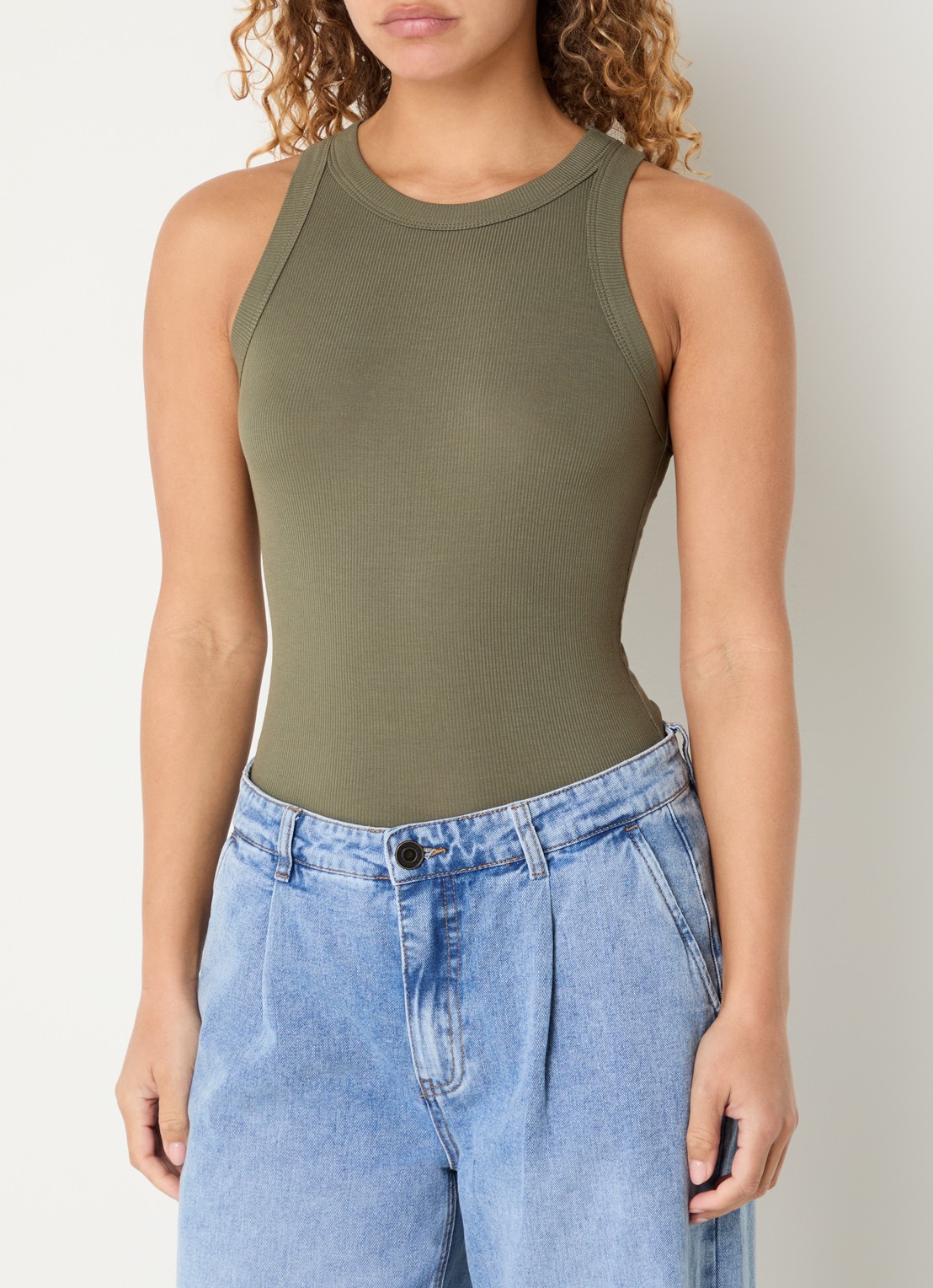 Sofie Schnoor Julliesw tanktop met ribstructuur - detail legergroen