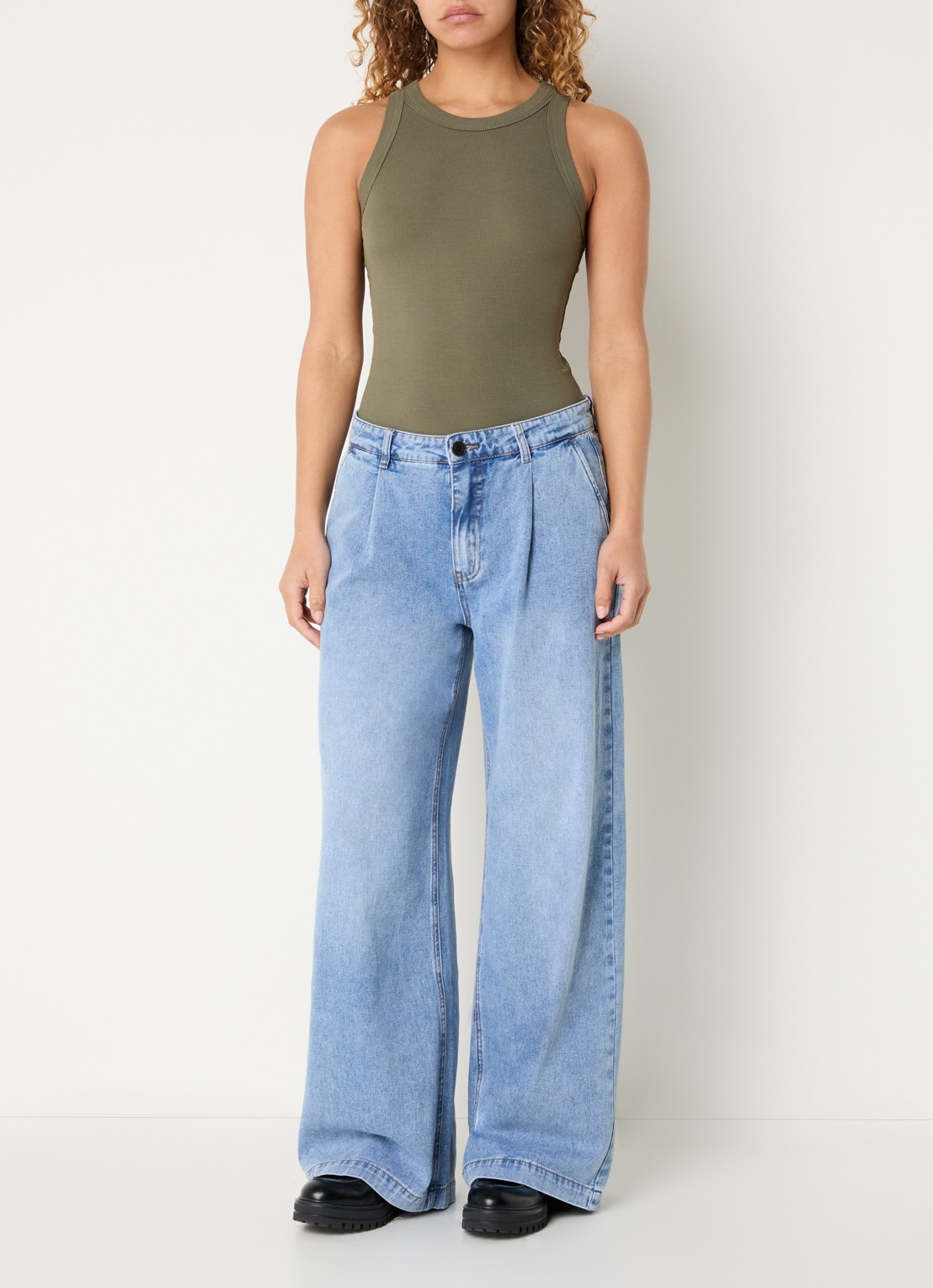 Sofie Schnoor Julliesw tanktop met ribstructuur - voorkant 4 legergroen
