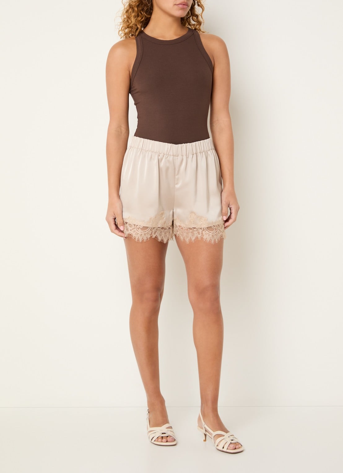 Sofie Schnoor Julliesw tanktop met ribstructuur - voorkant 2 hazelnootbruin