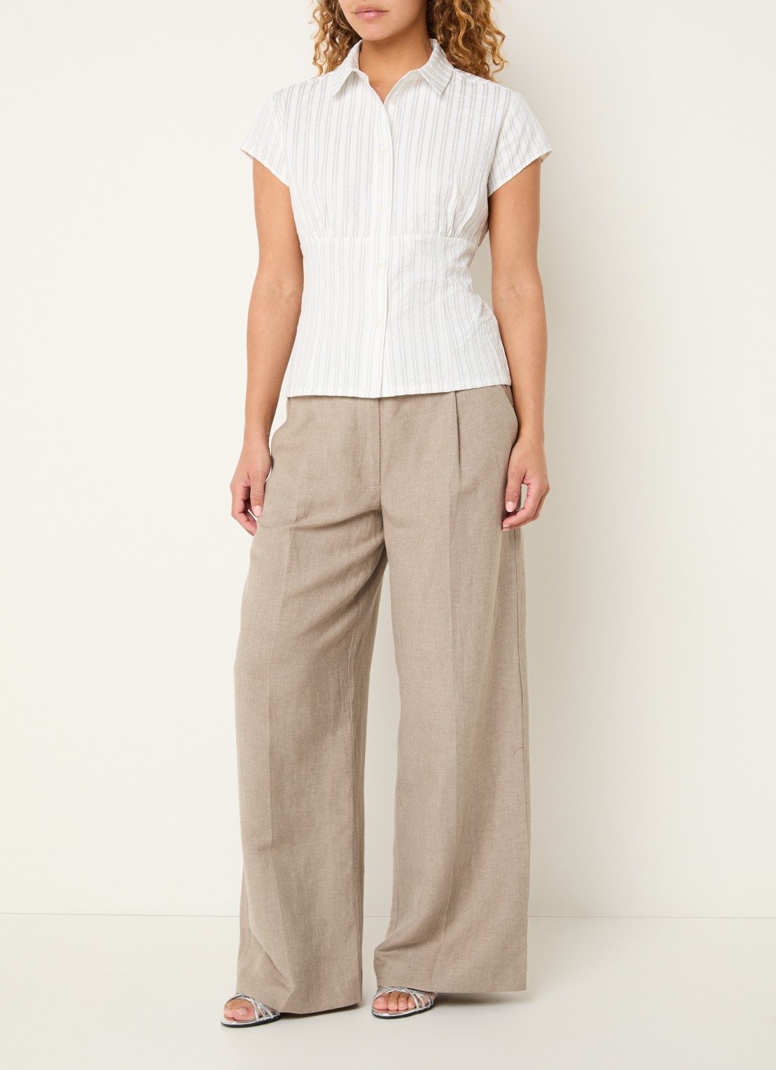 Sofie Schnoor Lilyansw blouse met streepprint en plooidetail - voorkant 3 wit