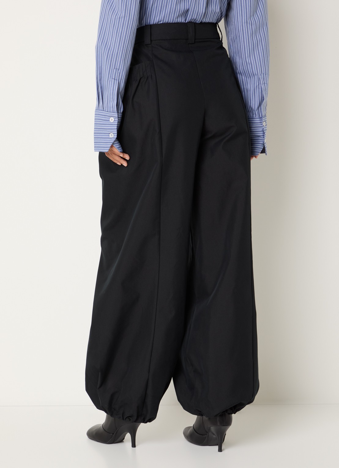 Sofie Schnoor Lumasw high waist tapered fit broek met opgestikte zakken - achterkant 2 zwart