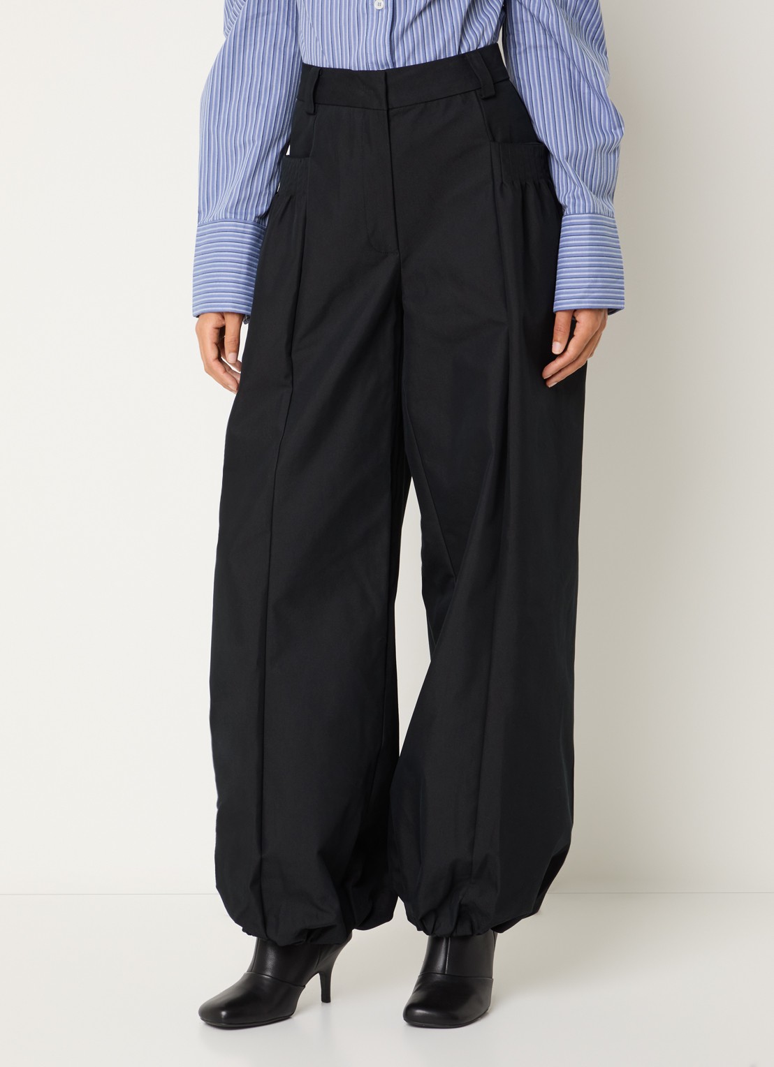 Sofie Schnoor Lumasw high waist tapered fit broek met opgestikte zakken - detail zwart