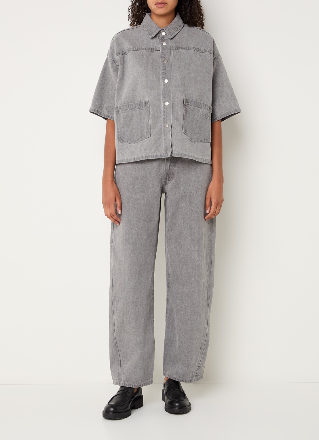 Sofie Schnoor Melissa blouse van denim met opgestikte zakken - voorkant 2 lichtgrijs