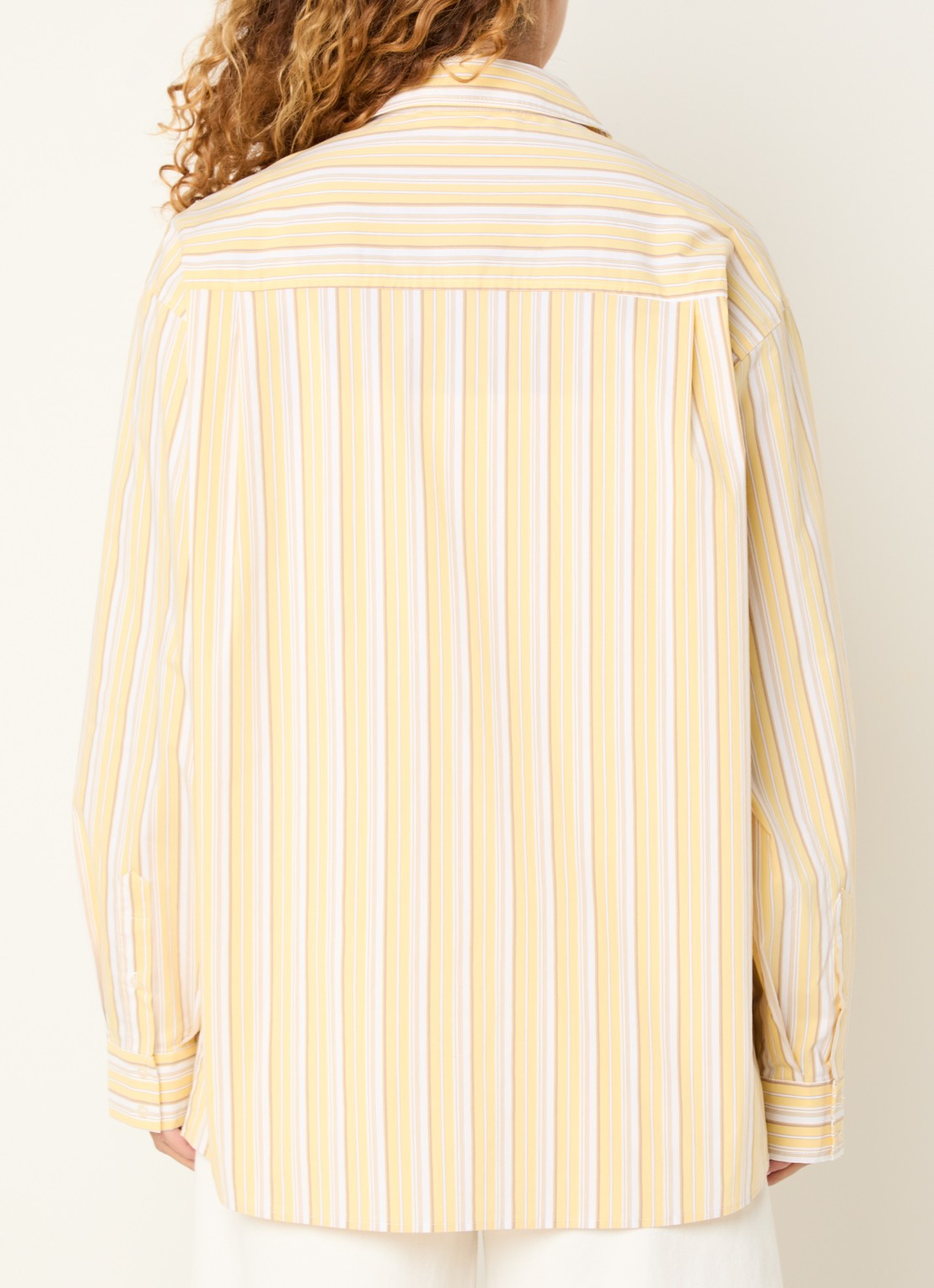 Sofie Schnoor Mercysw blouse met streepprint en logoborduring - achterkant 2 lichtgeel