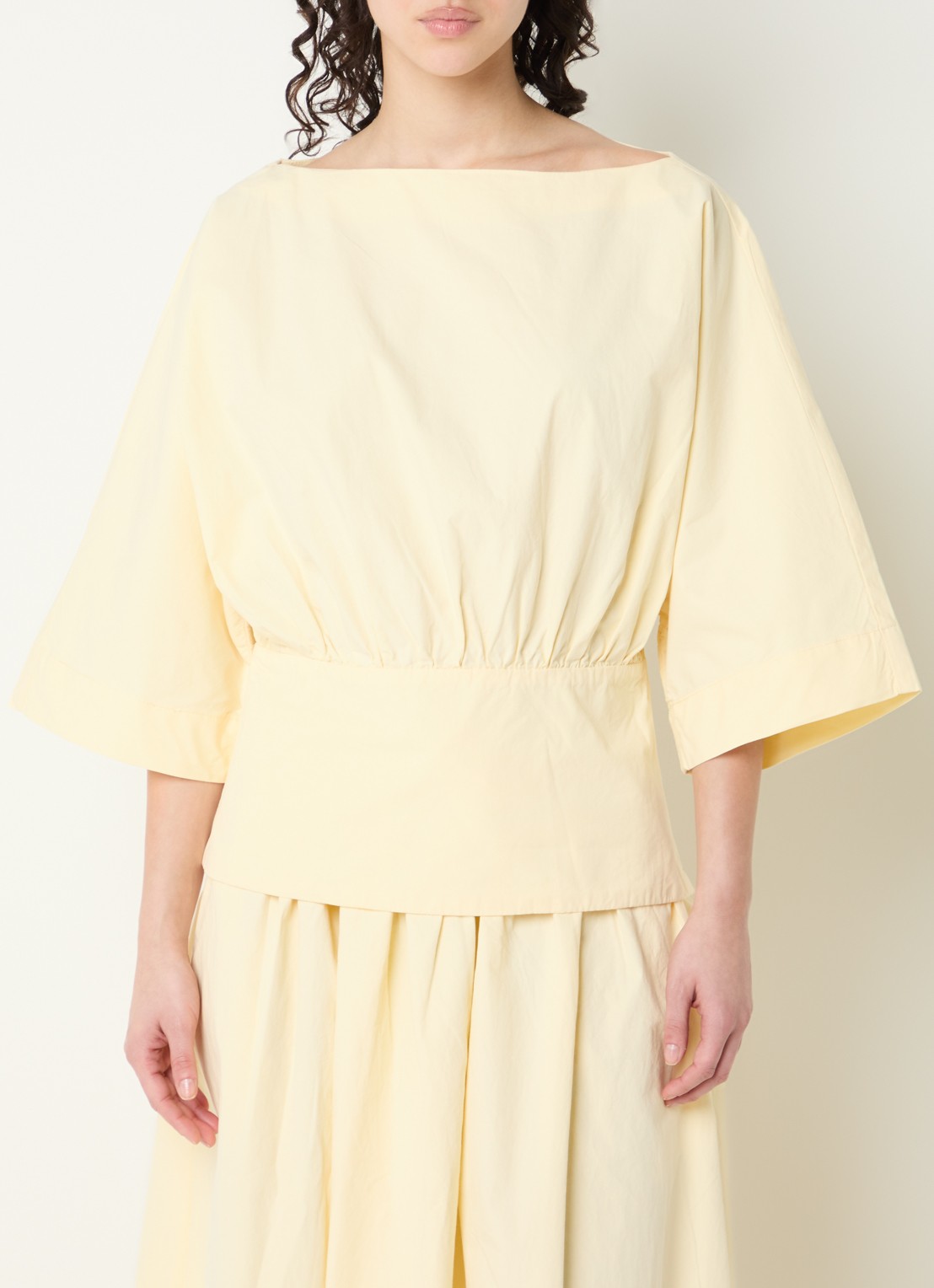 Sofie Schnoor Mikka tuniek met boothals en vleermuismouw - detail geel