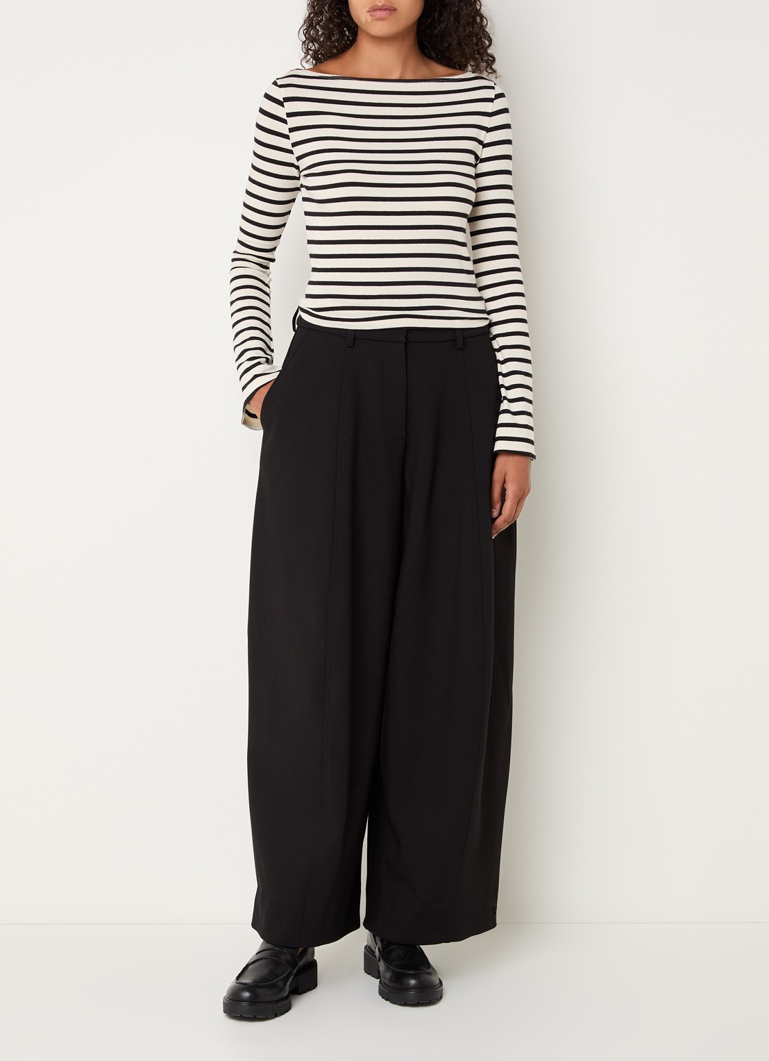 Sofie Schnoor Modena high waist wide fit pantalon met steekzakken - voorkant 3 zwart
