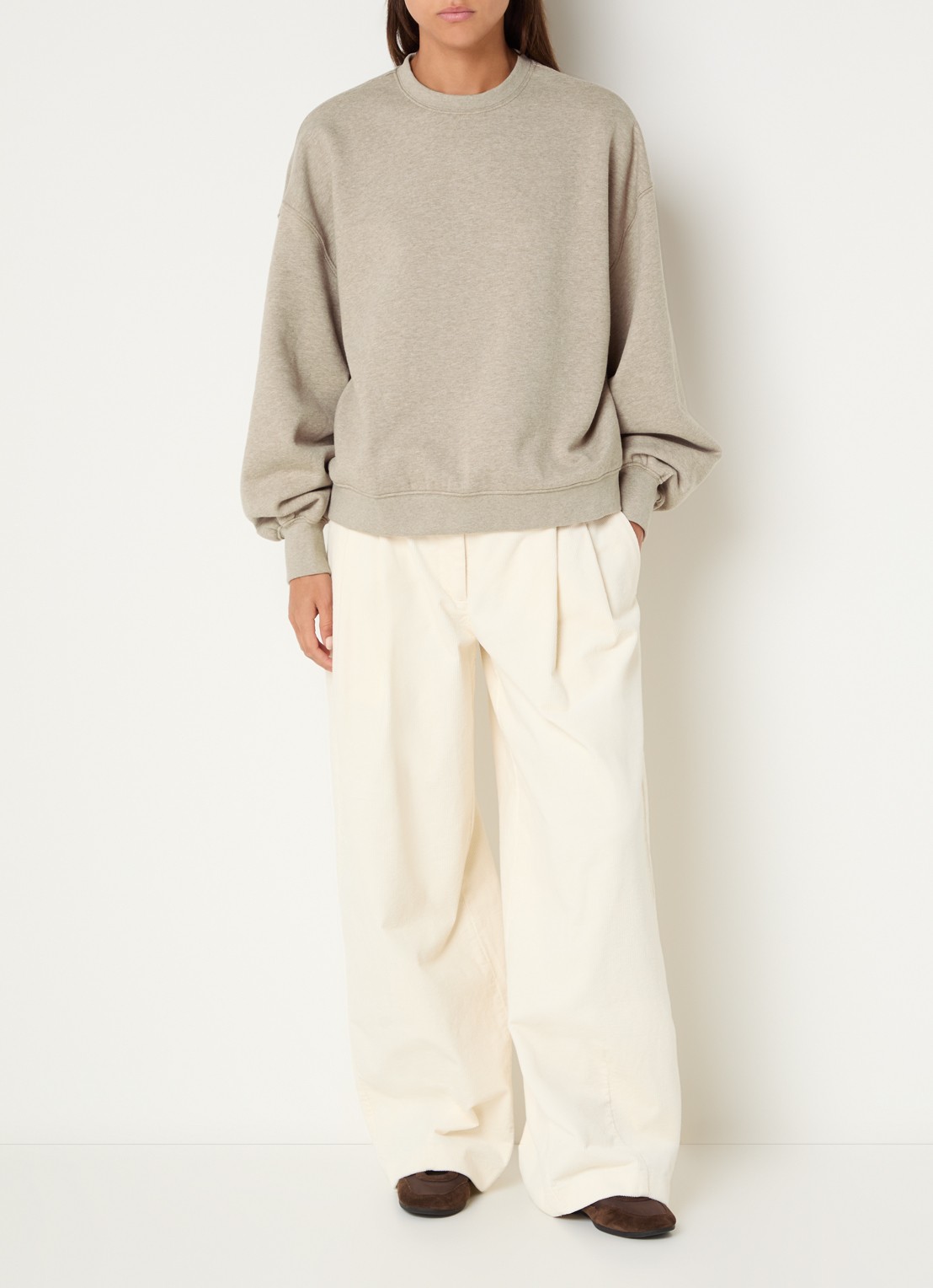 Sofie Schnoor Otila oversized sweater met backprint - voorkant 4 beige